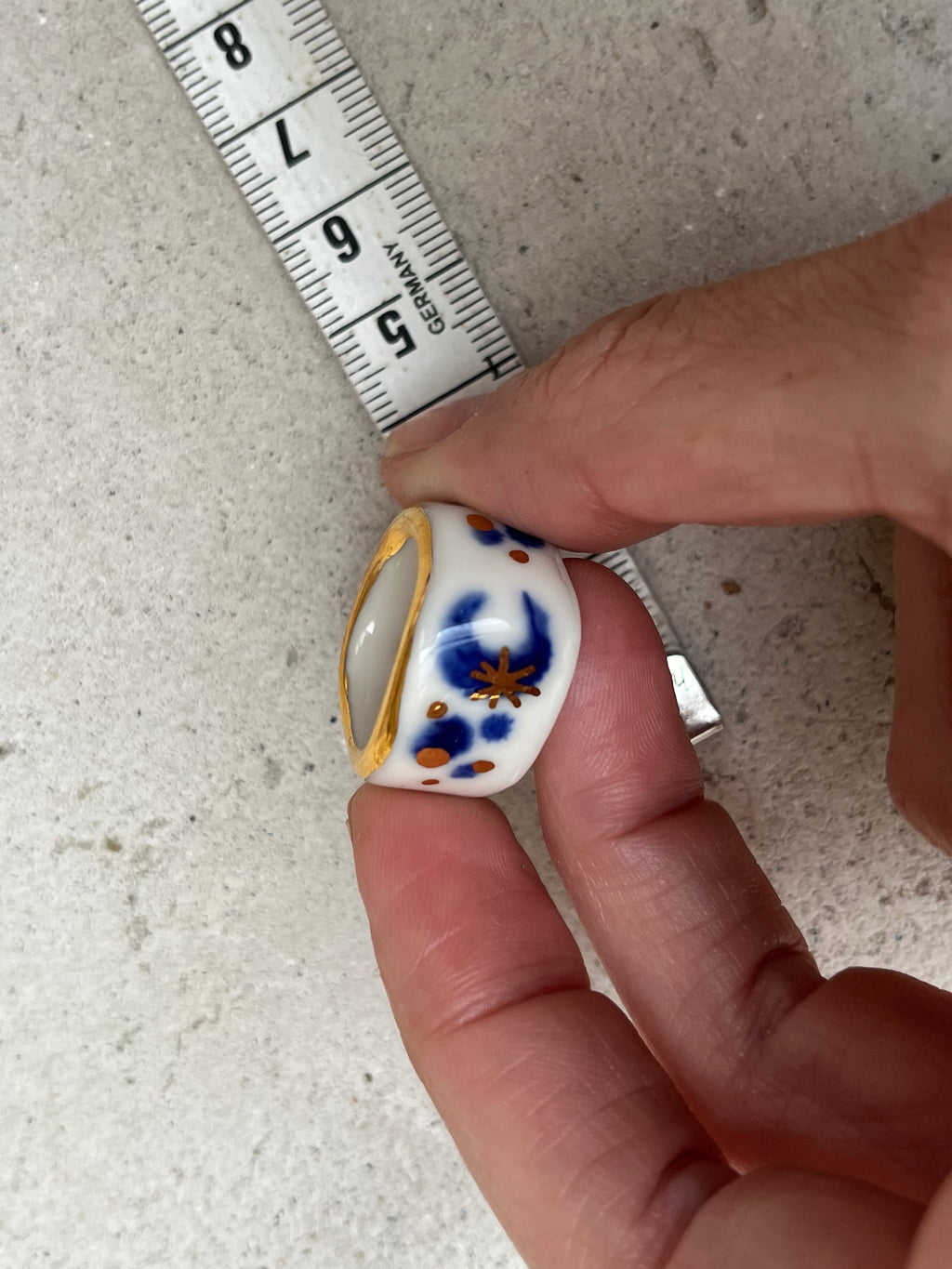 bague en porcelaine avec un motif de lune et d'étoiles à l'or faites à la main/ Taille 49 1/2