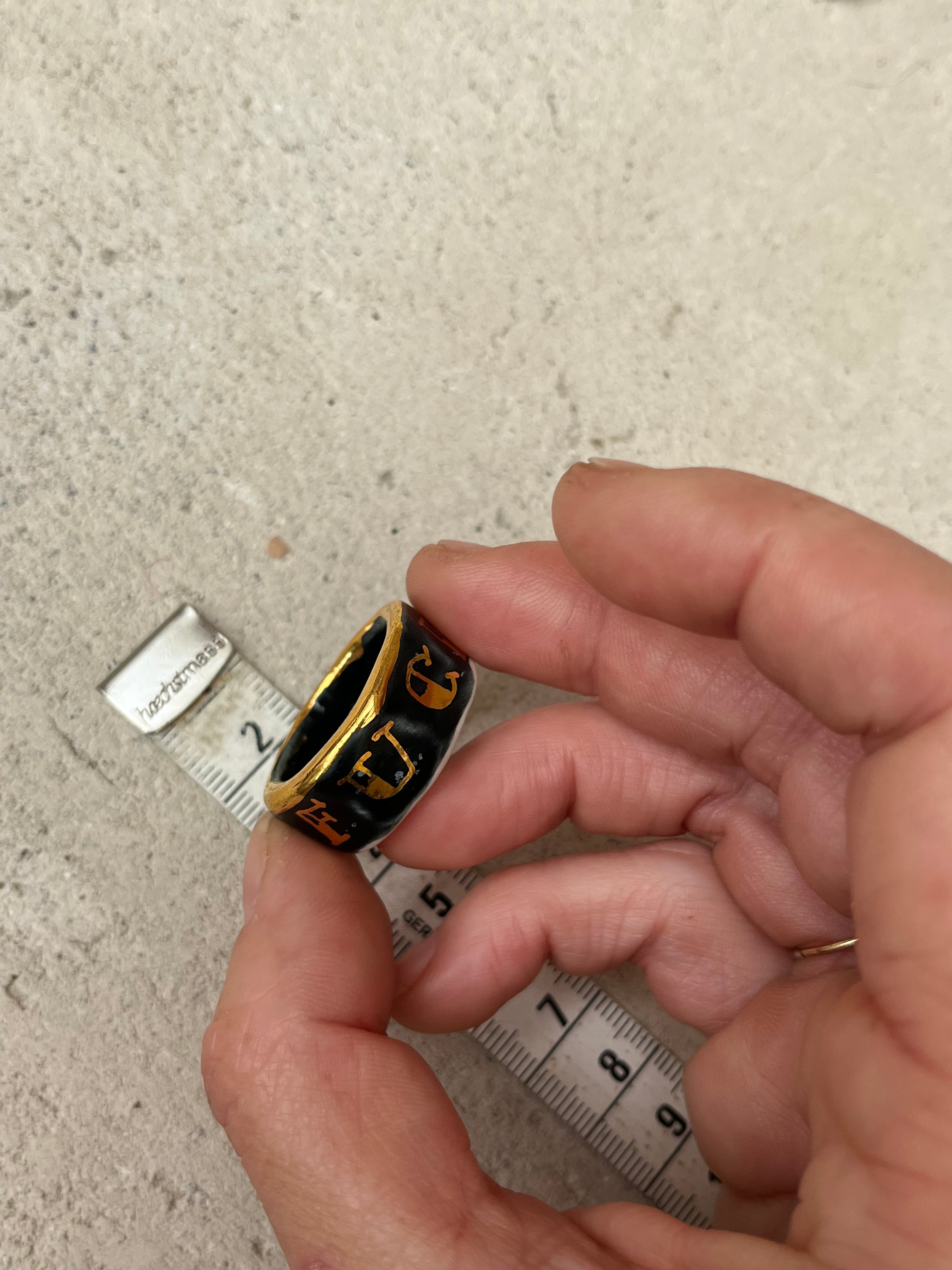 Bague en céramique peint à la main avec inscription fuck en or liquide taille 60 FR 