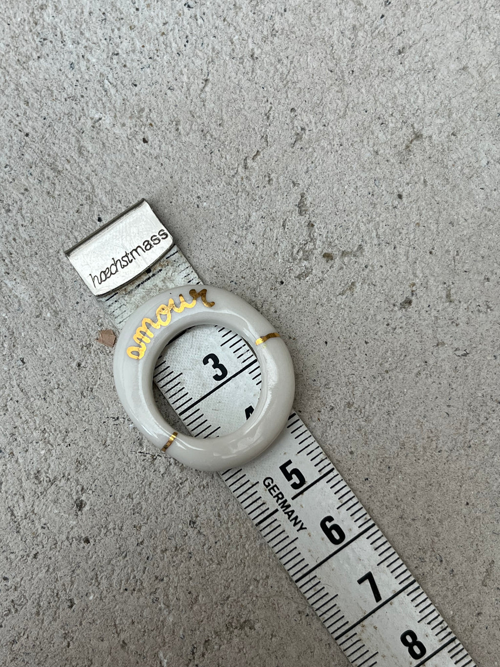 bague en céramique travaillé à la main en taille 53 FR arborant le mot amour avec des détails à l'or liquide 