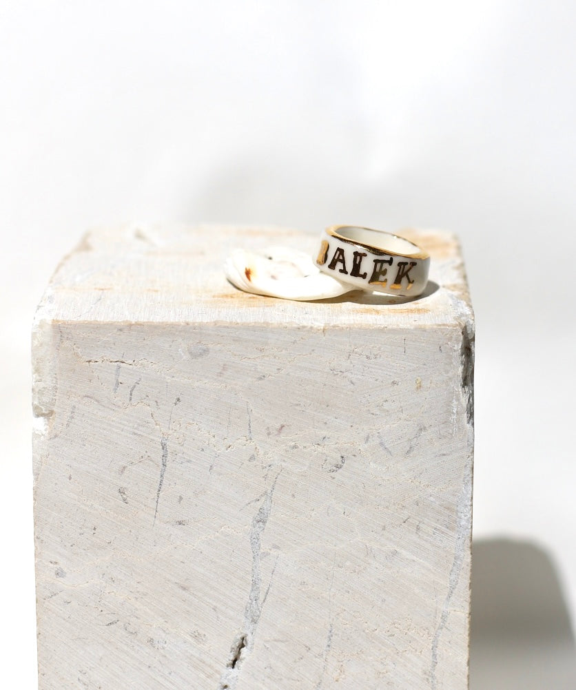 bague en porcelaine faite à la main avec inscription BALEK taille 54 FR 