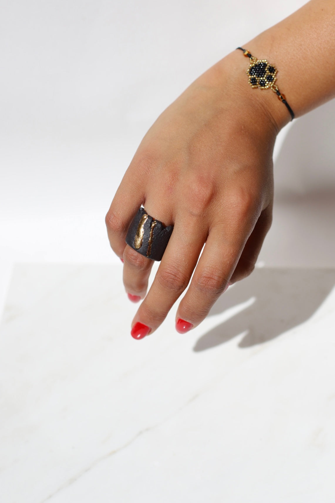 Bague noir mat en porcelaine teinté dans la masse avec des détails d'or en taille 53 FR 