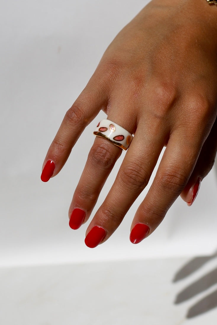 bague en porcelaine fabriqué à la main en taille 50 FR à motif confettis rose avec un contour à l'or peint à la main 
