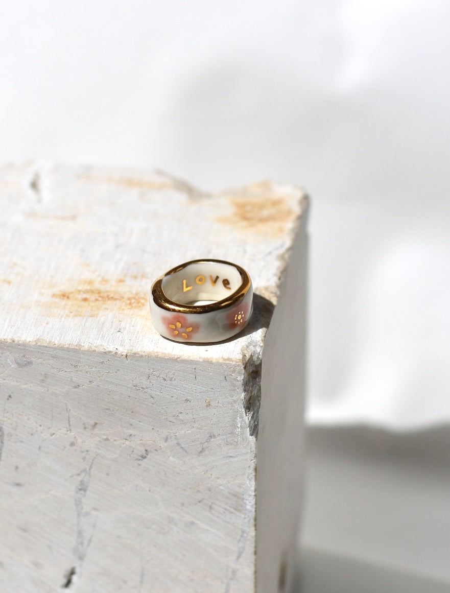bague large en porcelaine blanche avec fleurs roses et détails en or fin taille 52 FR