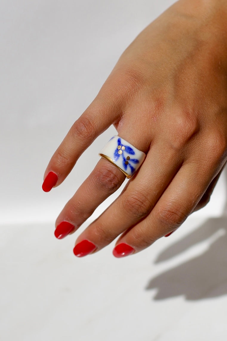 Bague en porcelaine fait à la main avec un motif floral bleu avec des touches d'or peint à la main à l'or liquide en taille 52 FR 
