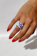 Bague en porcelaine fait à la main avec un motif floral bleu avec des touches d'or peint à la main à l'or liquide en taille 52 FR 
