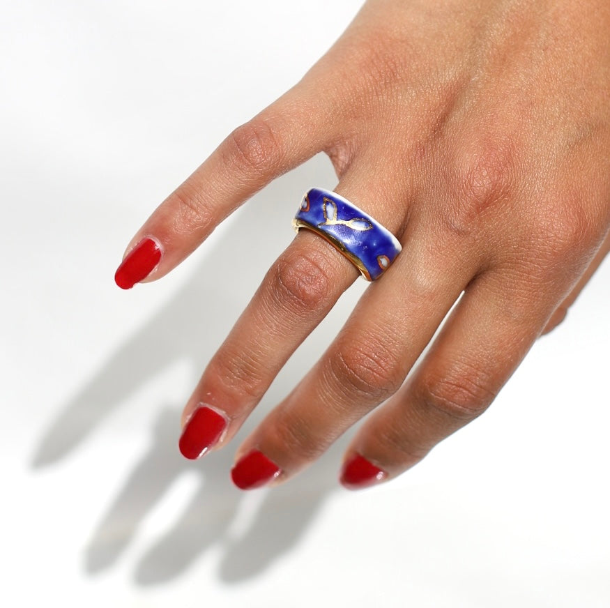 Bague en porcelaine à motif florale bleu avec des détails à l'or peint à la main en taille 52 FR 