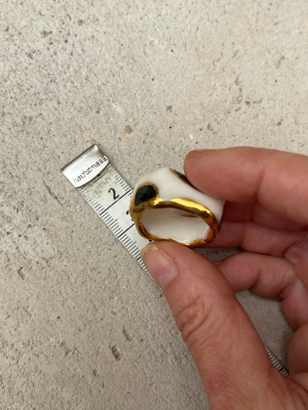 bague en porcelaine crée à la main au couleur noir et blanche avec des touches d'or en taille 57 fr