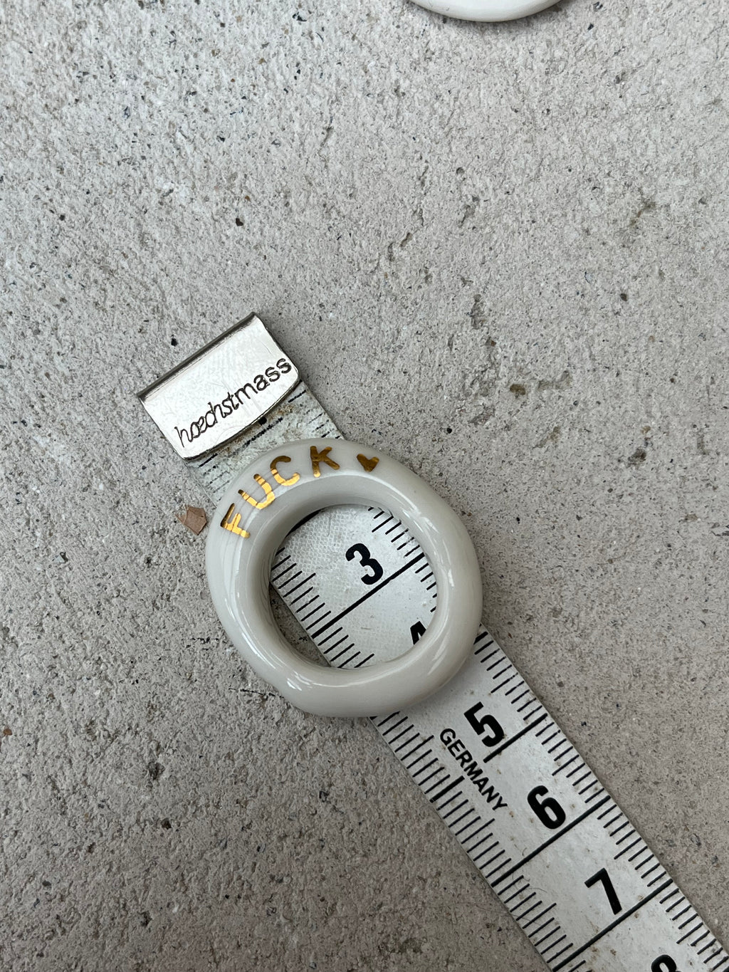 bague taille 53 FR  en céramique blanc émaillée à la main avec une inscription fuck et un coeur peint à la main en or liquide 