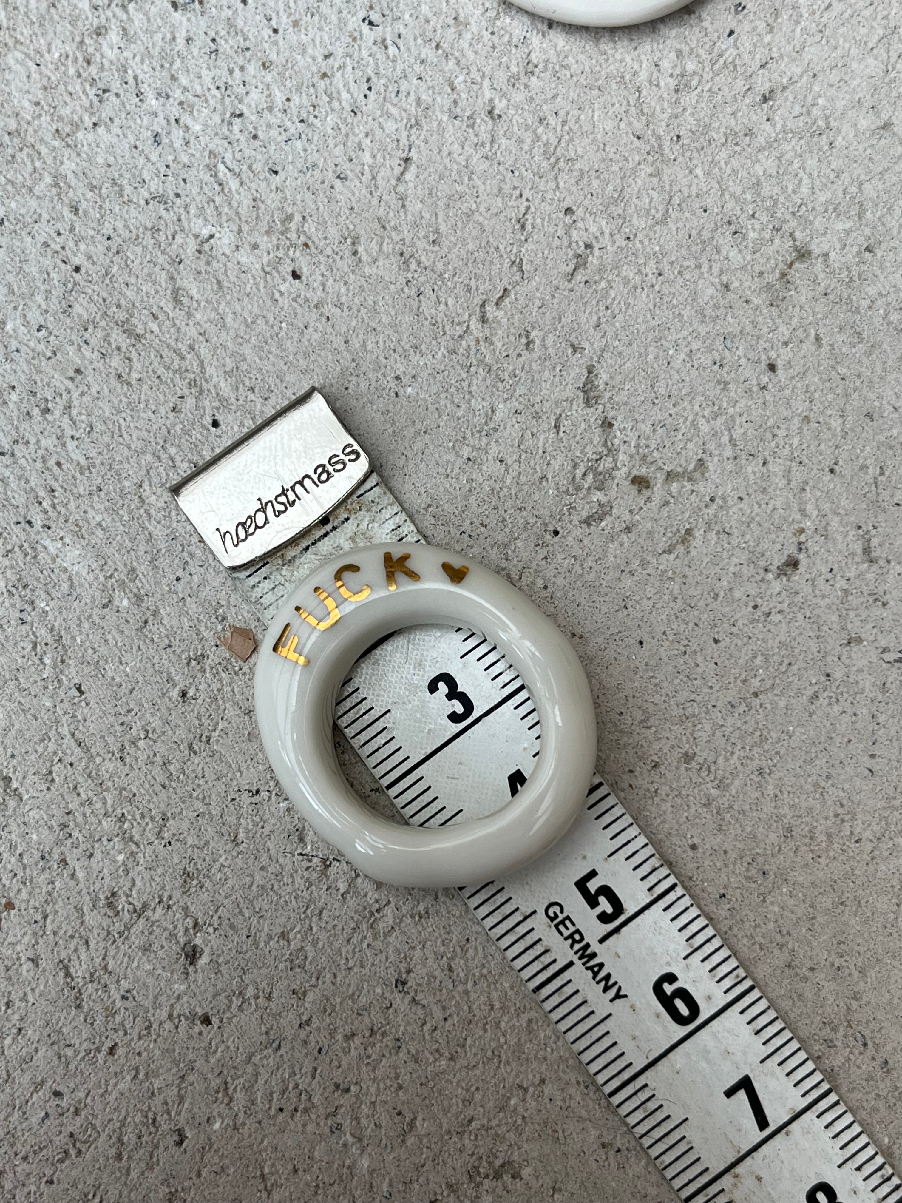 bague taille 53 FR  en céramique blanc émaillée à la main avec une inscription fuck et un coeur peint à la main en or liquide 