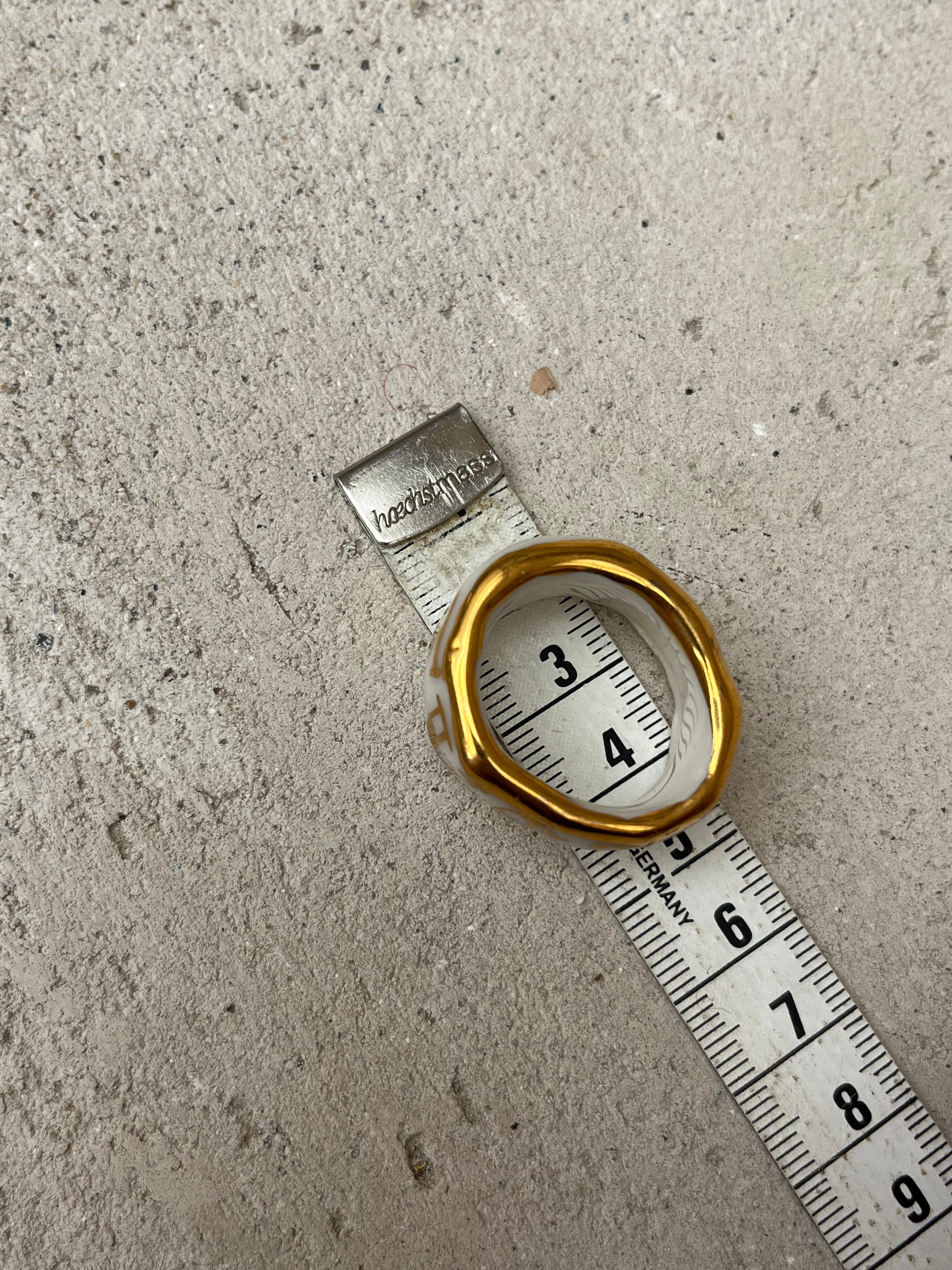 bague en porcelaine fabriqué à la min en taille 62 FR avec inscription fuck écrite à la main en or liquide. 