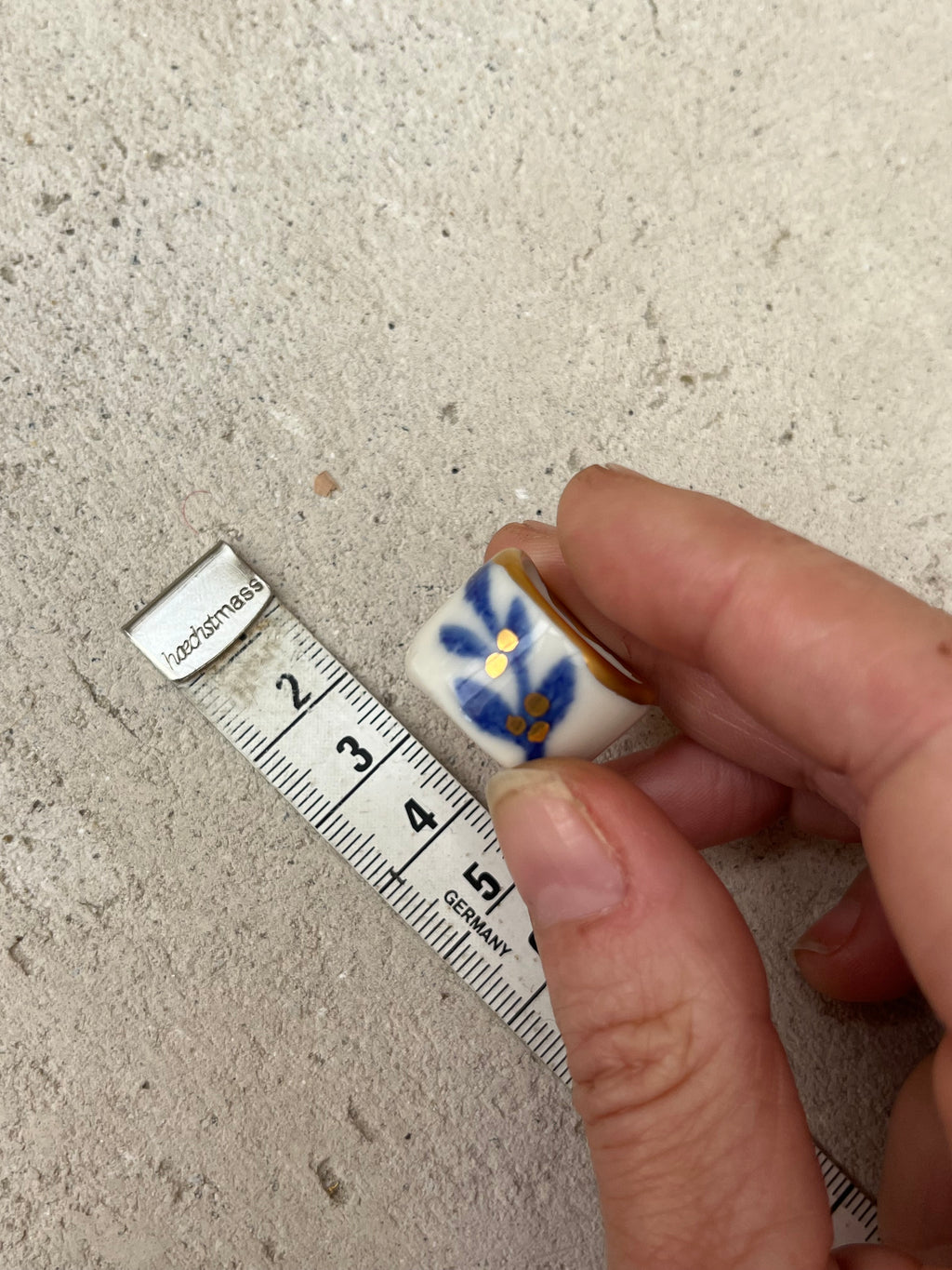 bague en porcelaine à motif floral avec des notes d'or peint et fabriqué à la main en taille 52 FR