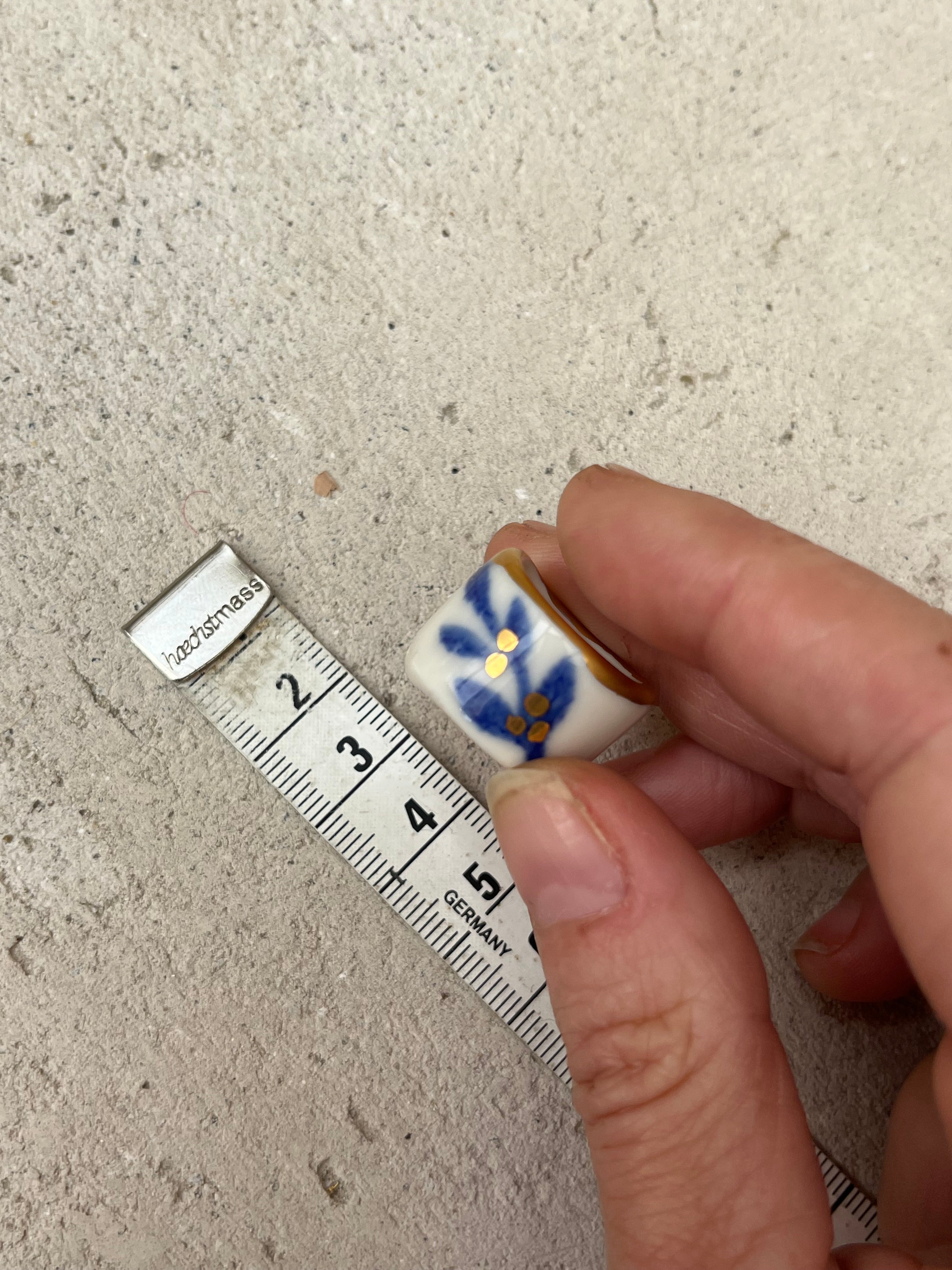 bague en porcelaine à motif floral avec des notes d'or peint et fabriqué à la main en taille 52 FR