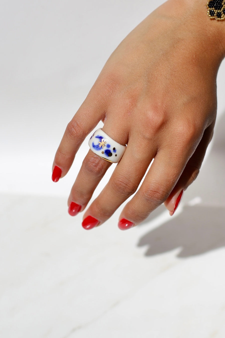 bague en porcelaine à motif lune en bleu avec des détails à l'or liquide peinte à la main. Bague taille en 49 1/2FR