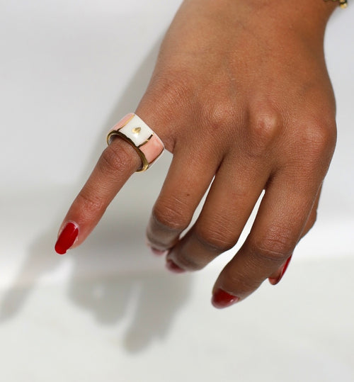 bague geométrique en porcelaine en taille 48 FR aux couleur rose et blanc en bande peint à la main 
