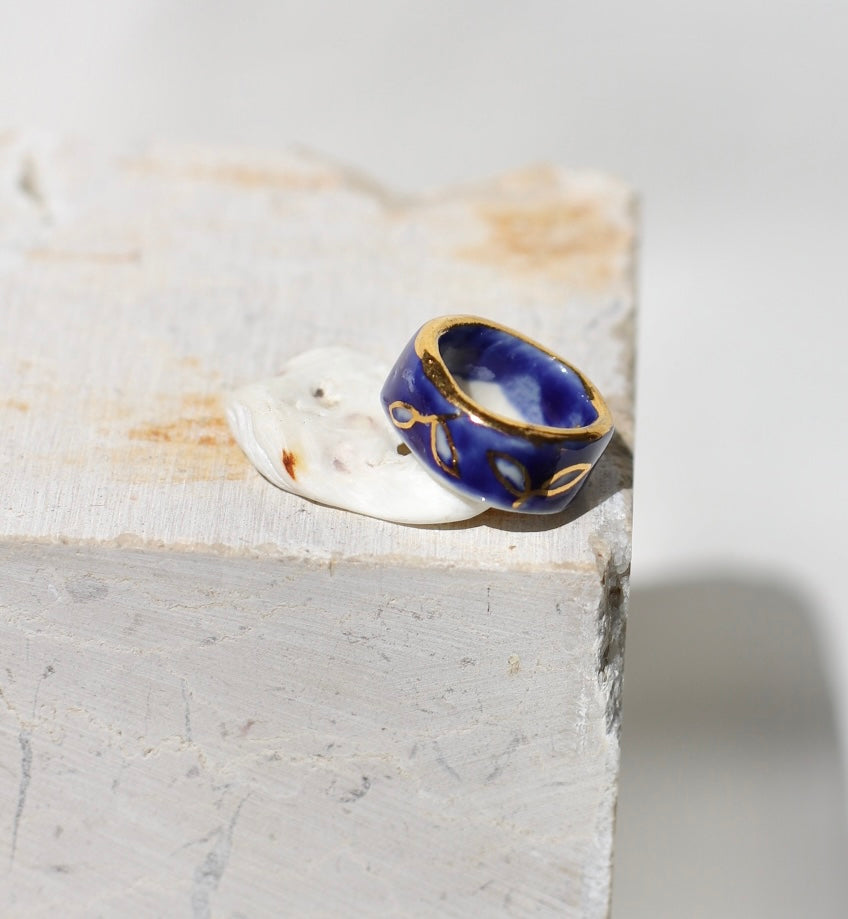 Bague en porcelaine bleu nuit en porcelaine peint à la main avec des détails à l'or liquide taille FR52 