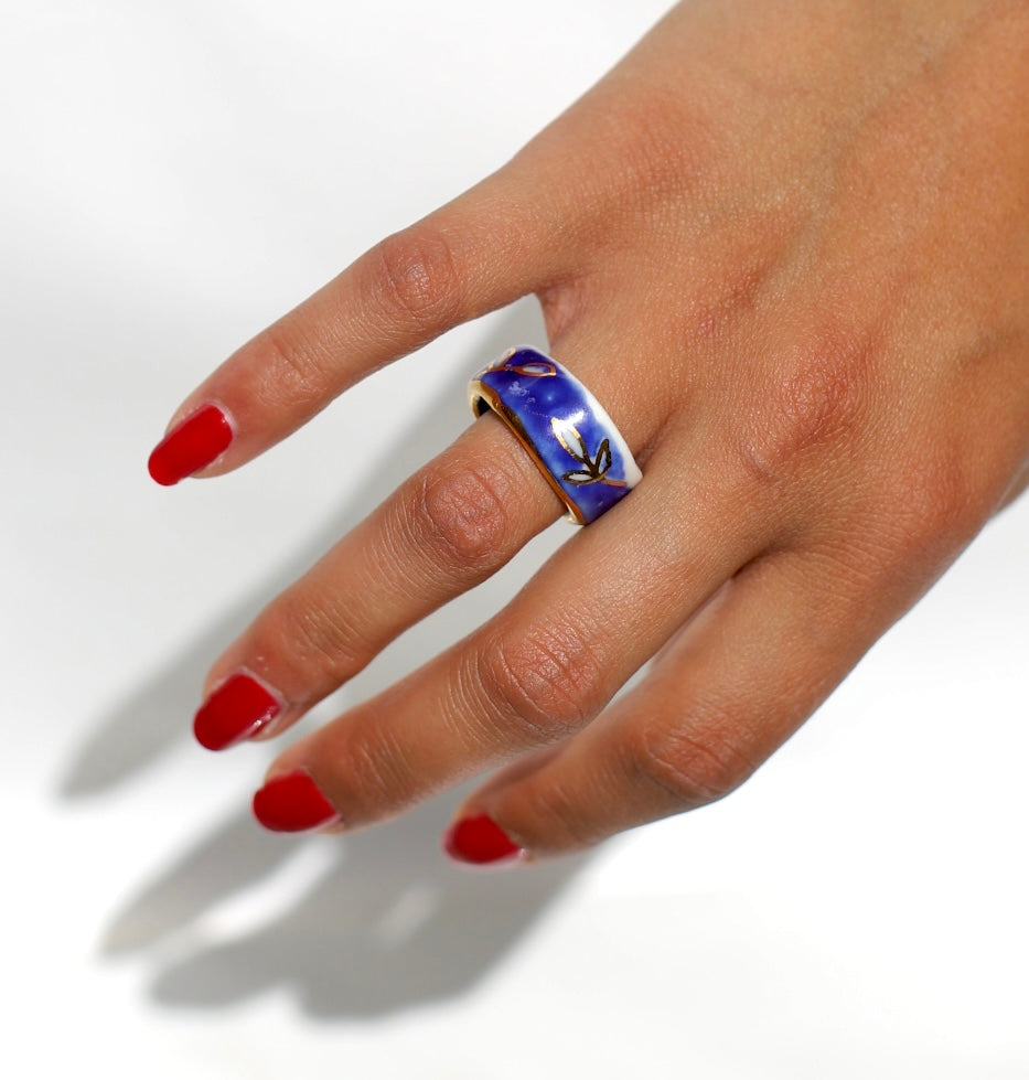 Bague en porcelaine bleu nuit en porcelaine peint à la main avec des détails à l'or liquide taille FR52 