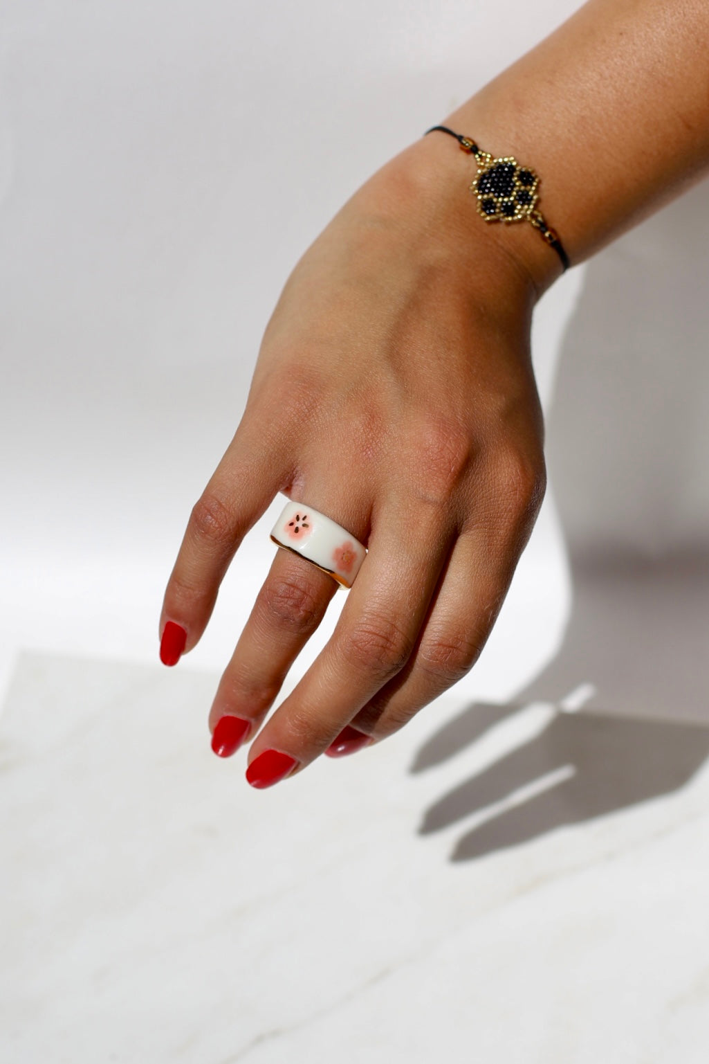 Bague bandeau en porcelaine blanche à motif floral avec des détails en rose peint à la main taille 52 FR.