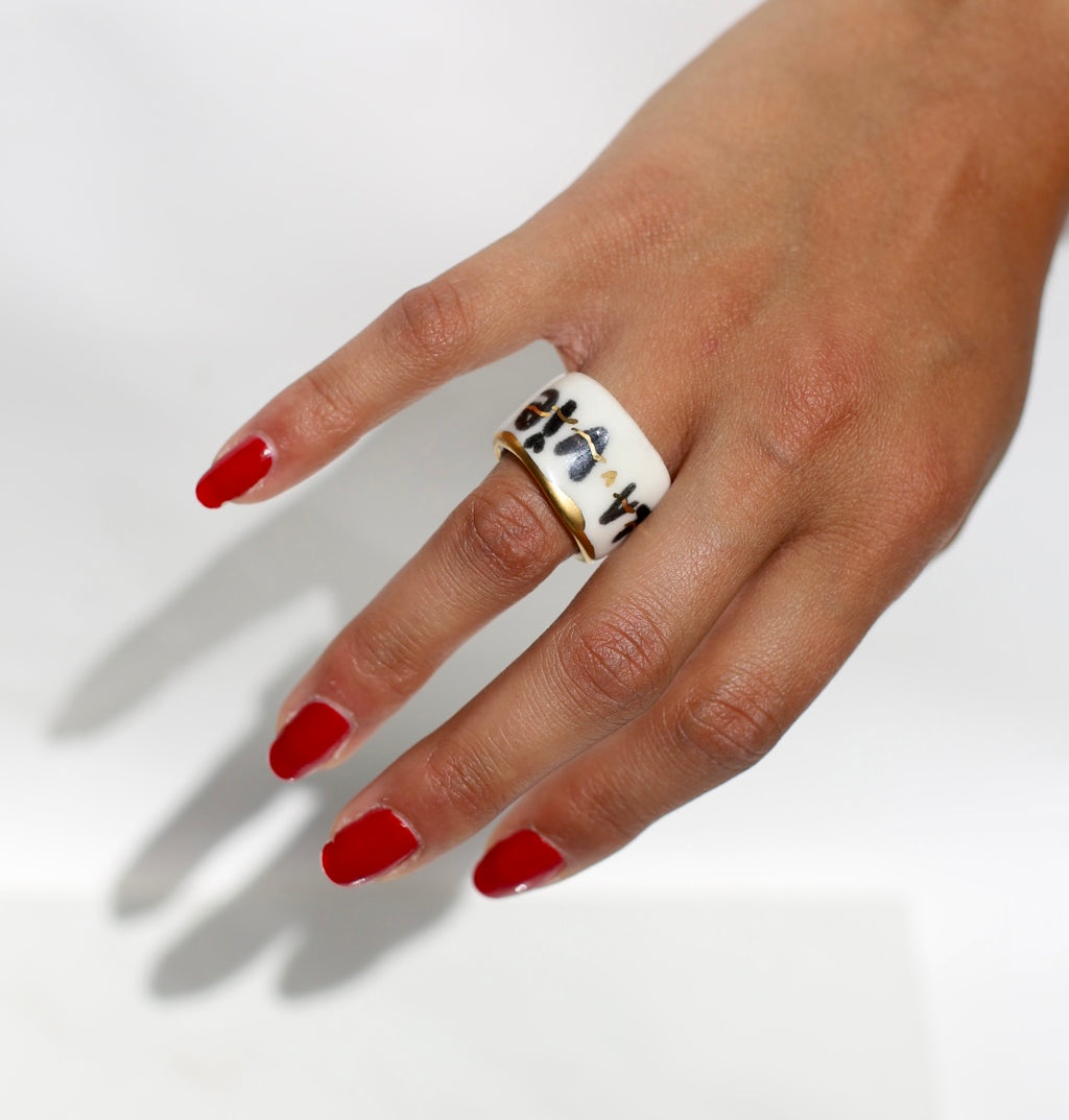 Bague bandeau en porcelaine blanche inscription rock et bordure dorée à l'or taille 52 FR