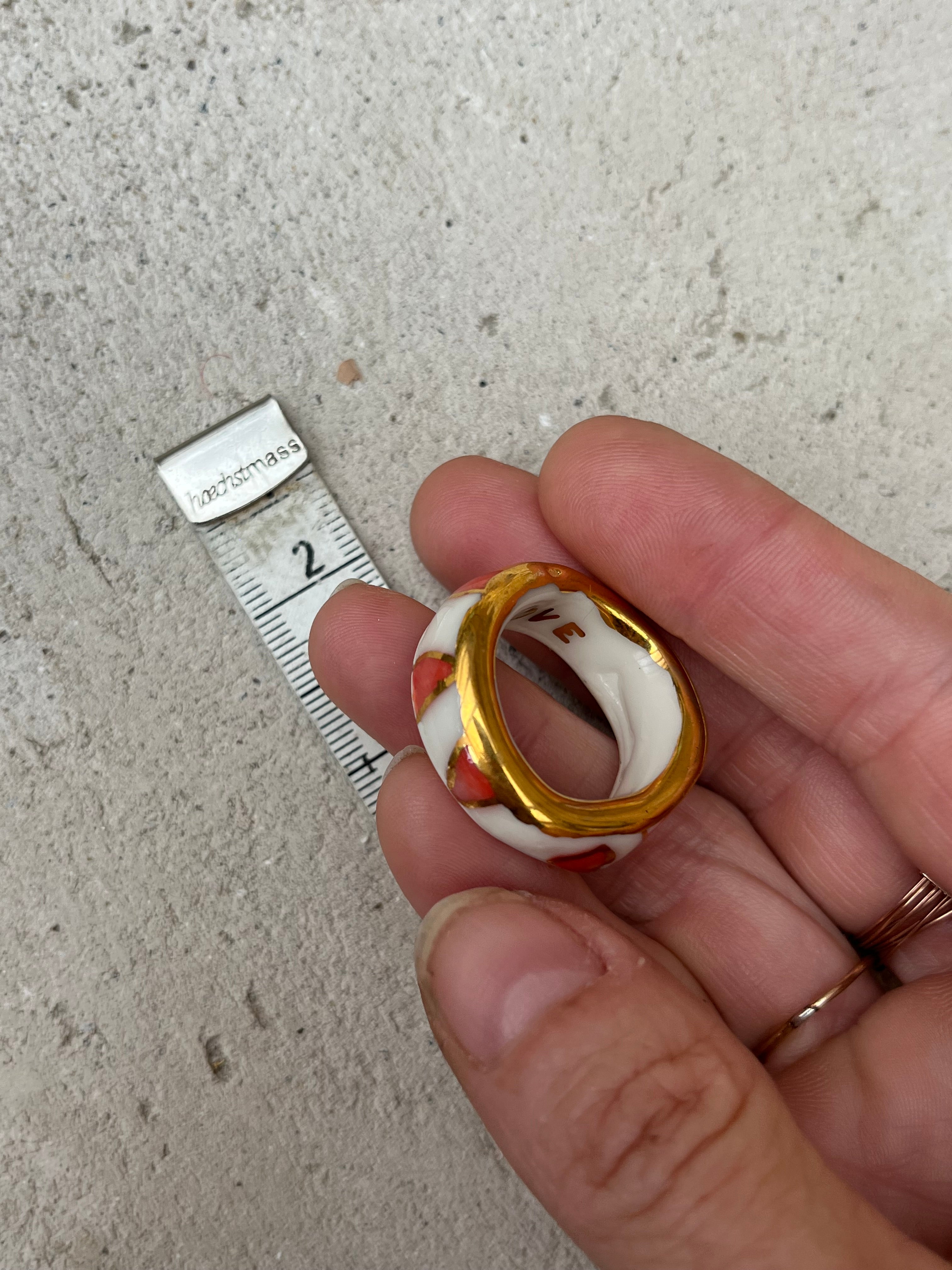 bague porcelaine blanche taille 62 Fr, à motif triangles rouge corail entouré d'or et peint à la main 