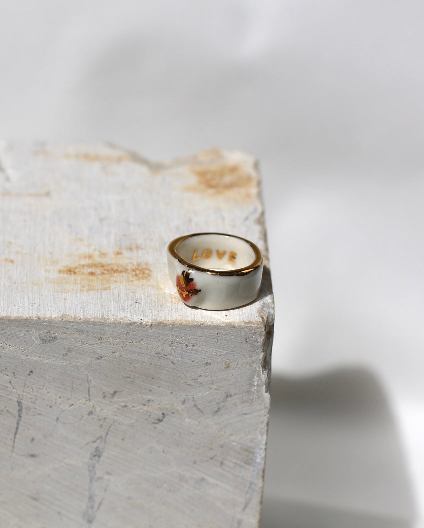 bague en porcelaine blanche avec un motif coeur ex-voto rose peint à la main avec des détails à l'or liquide taille 53 FR