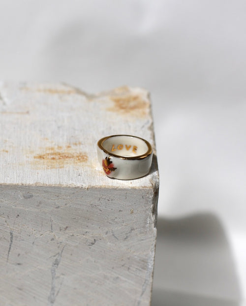 bague en porcelaine blanche avec un motif coeur ex-voto rose peint à la main avec des détails à l'or liquide taille 53 FR