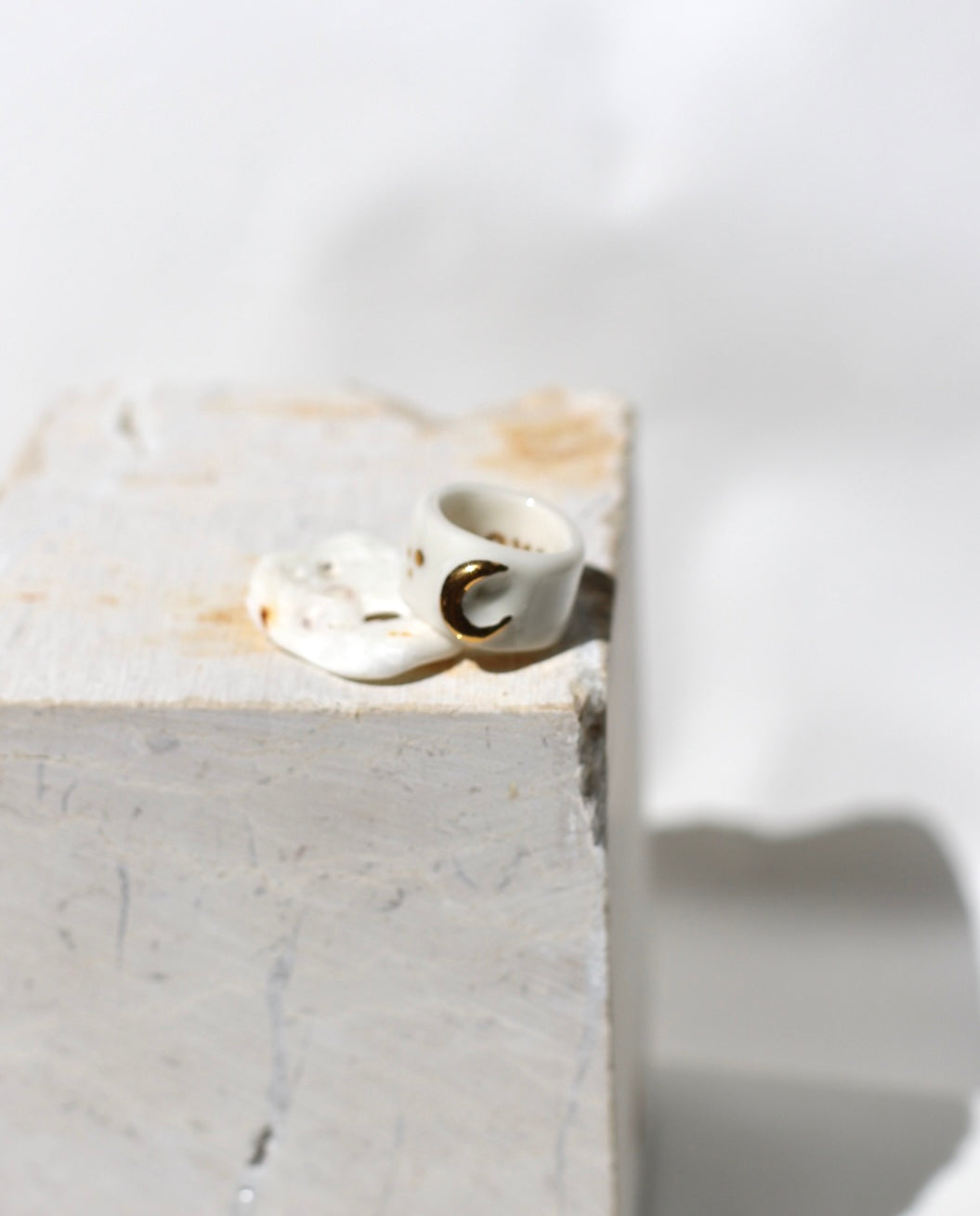 Bague bandeau en porcelaine blanche avec liserés dorés et lune d'or taille 51 FR.