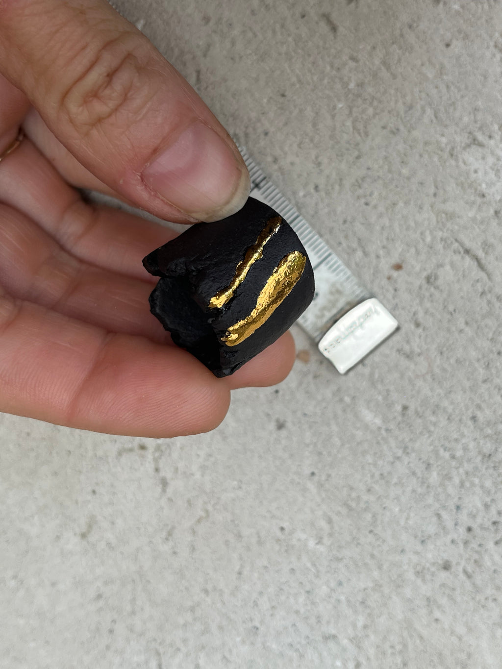 Bague noir mat en porcelaine teinté dans la masse avec des détails en or faites à la main en taille 53 FR 