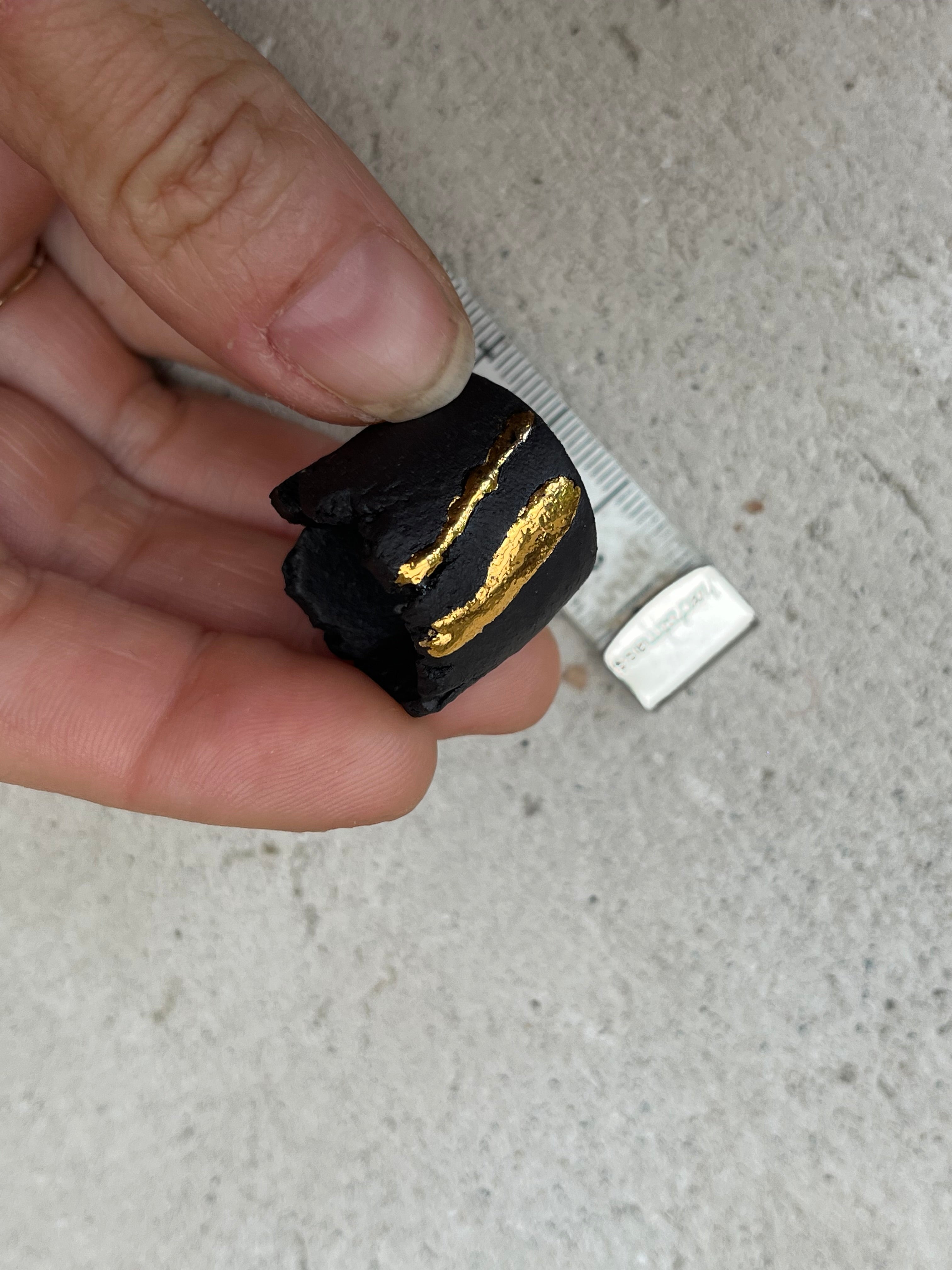 Bague noir mat en porcelaine teinté dans la masse avec des détails en or faites à la main en taille 53 FR 