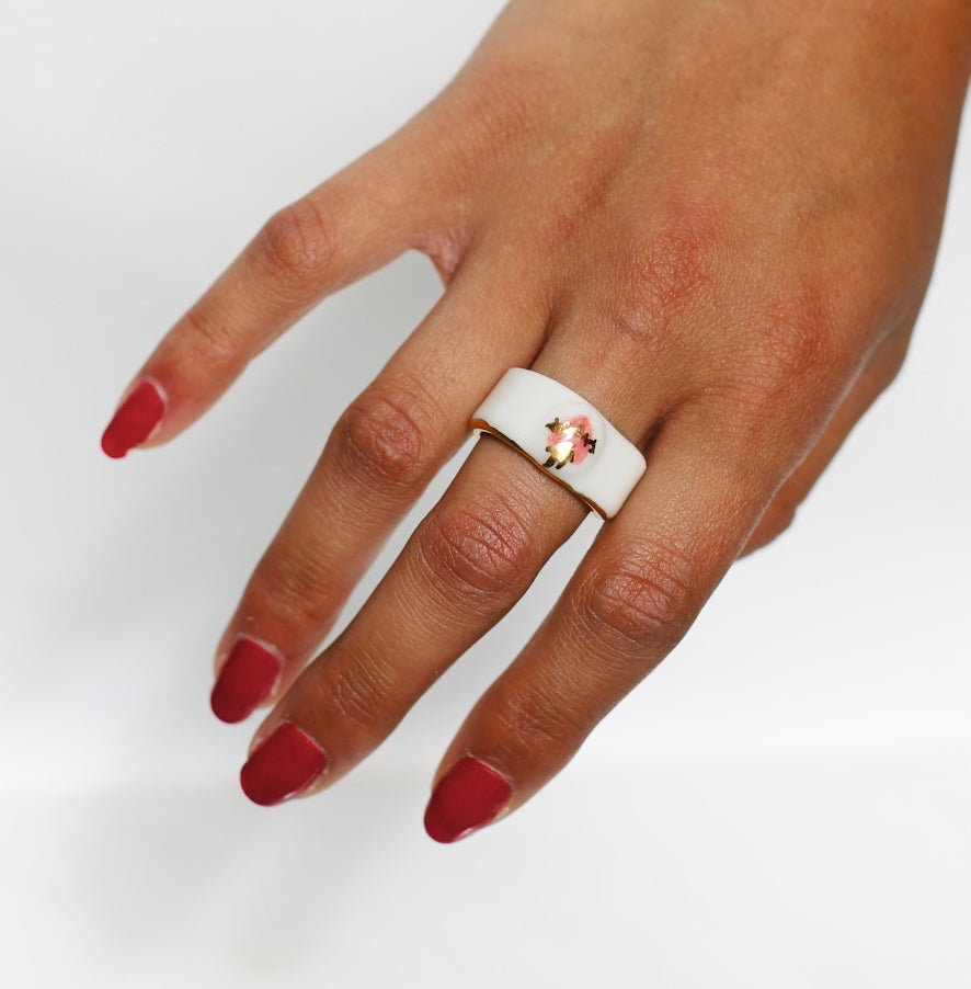 bague en porcelaine blanche avec un motif coeur ex-voto rose peint à la main avec des détails à l'or liquide taille 53 FR