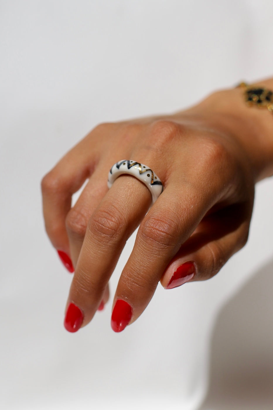 Bague en porcelaine fin fabriqué à la main à motif art déco avec des détails peint à la main à l'or liquide taille 55 FR