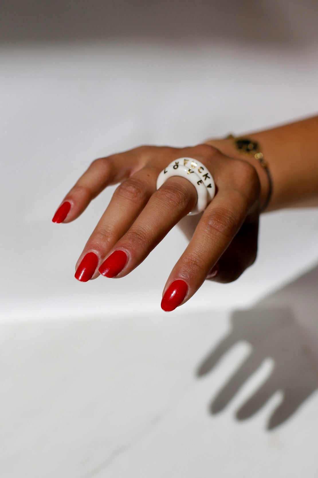 bague en porcelaine blanche émaillée en taille 55 FR, avec le mot 'LOVE' inscrit en lettres fines d'or peint à la main.
