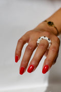 bague fine en céramique, avec le mot LOVE écrit discrètement avec des détails en or liquide peint à la main en taille 53 FR