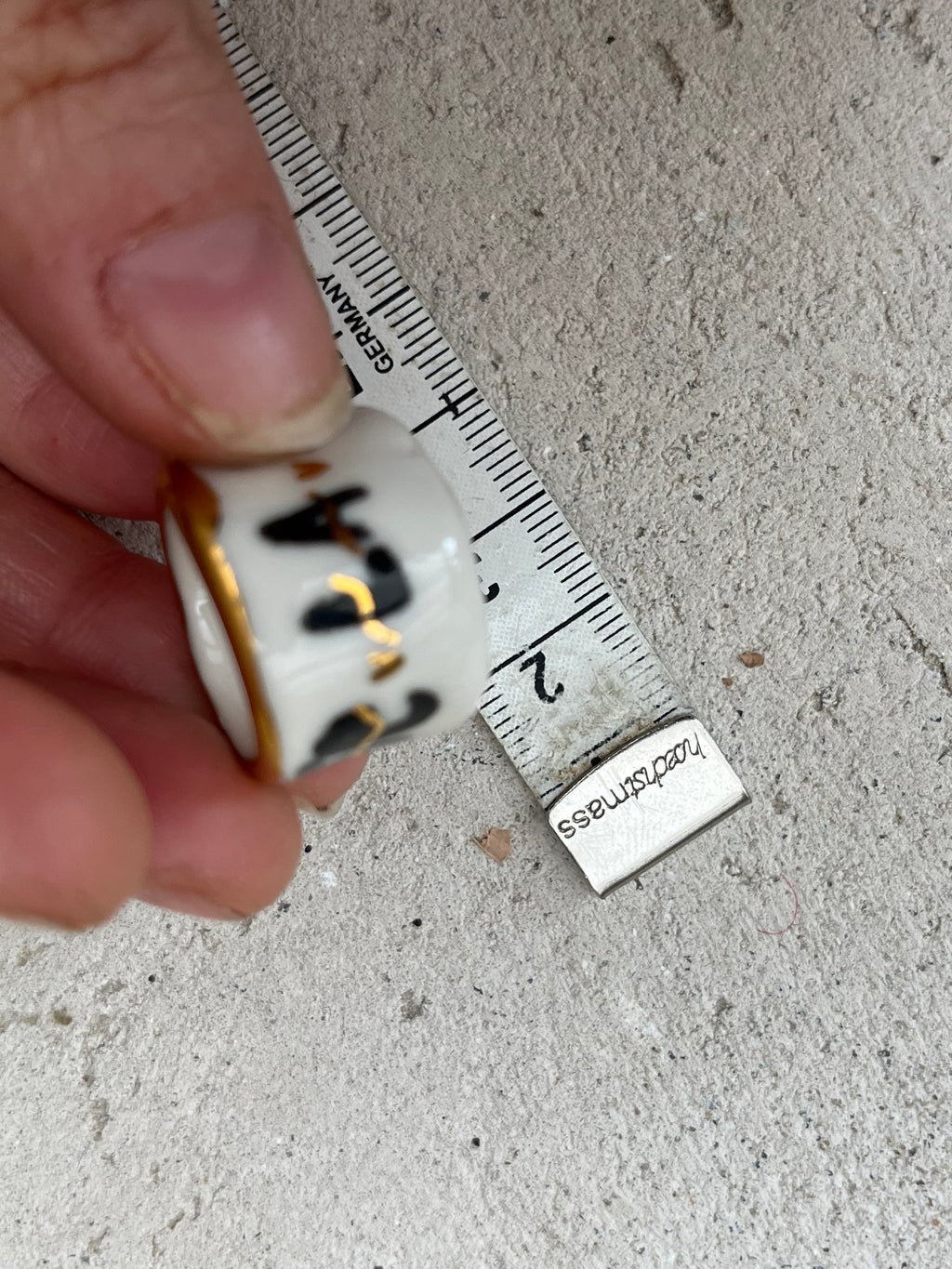 Anneau épais en porcelaine blanche message engagé et liseré brillant à l'or fin taille 52 FR.