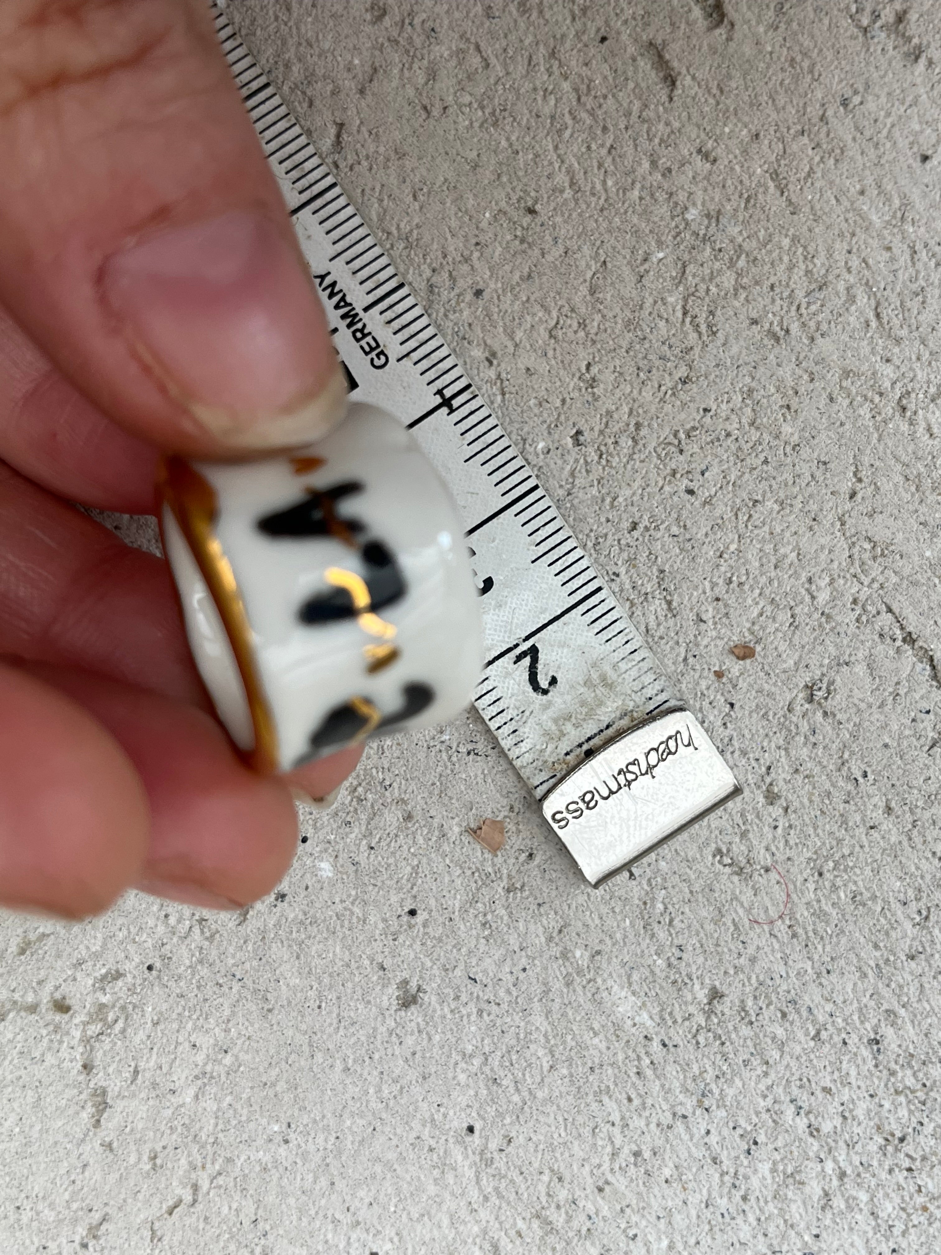 Anneau épais en porcelaine blanche message engagé et liseré brillant à l'or fin taille 52 FR.