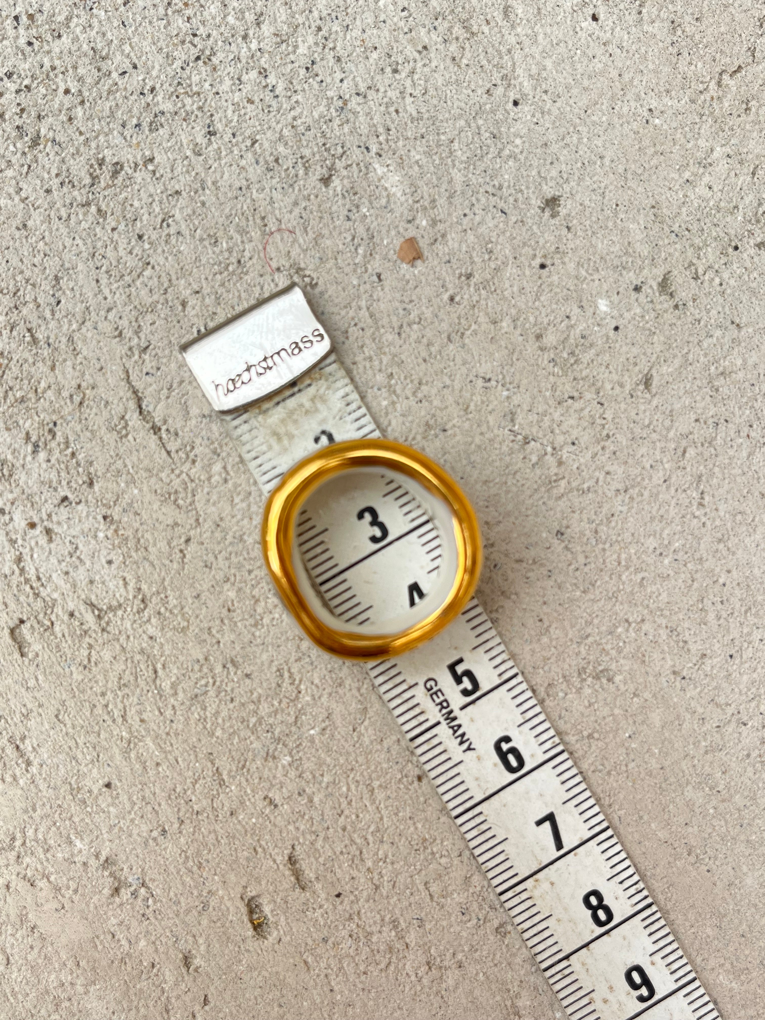 bague en porcelaine blanche en taille 50 Fr, à motif floral peint à la main de couleur noir avec des touches d'or avec un liseré d'or 