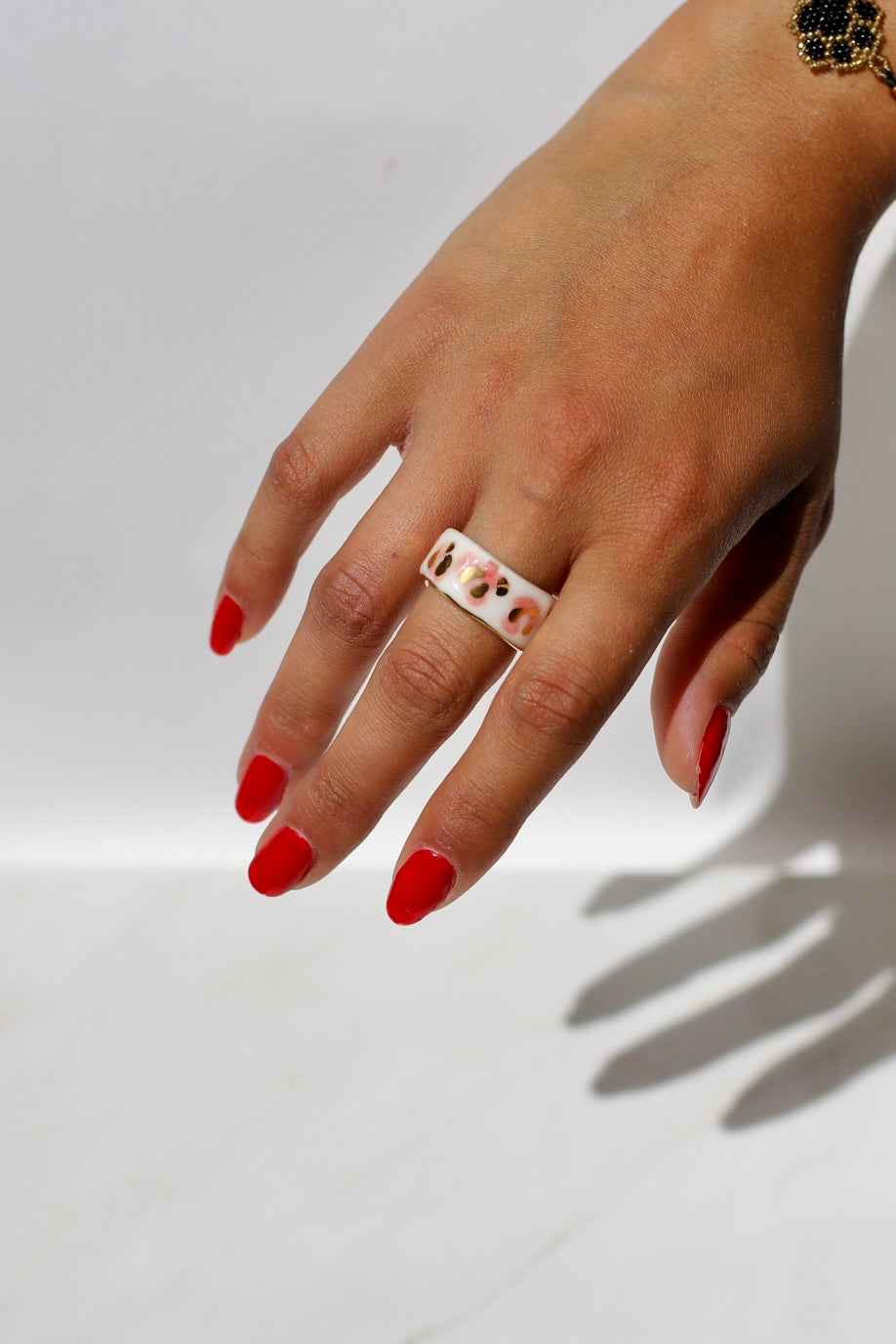 bague taille 53FR en motif leopards porcelaine avec des touches de rose et d'or liquide fais à la main. 