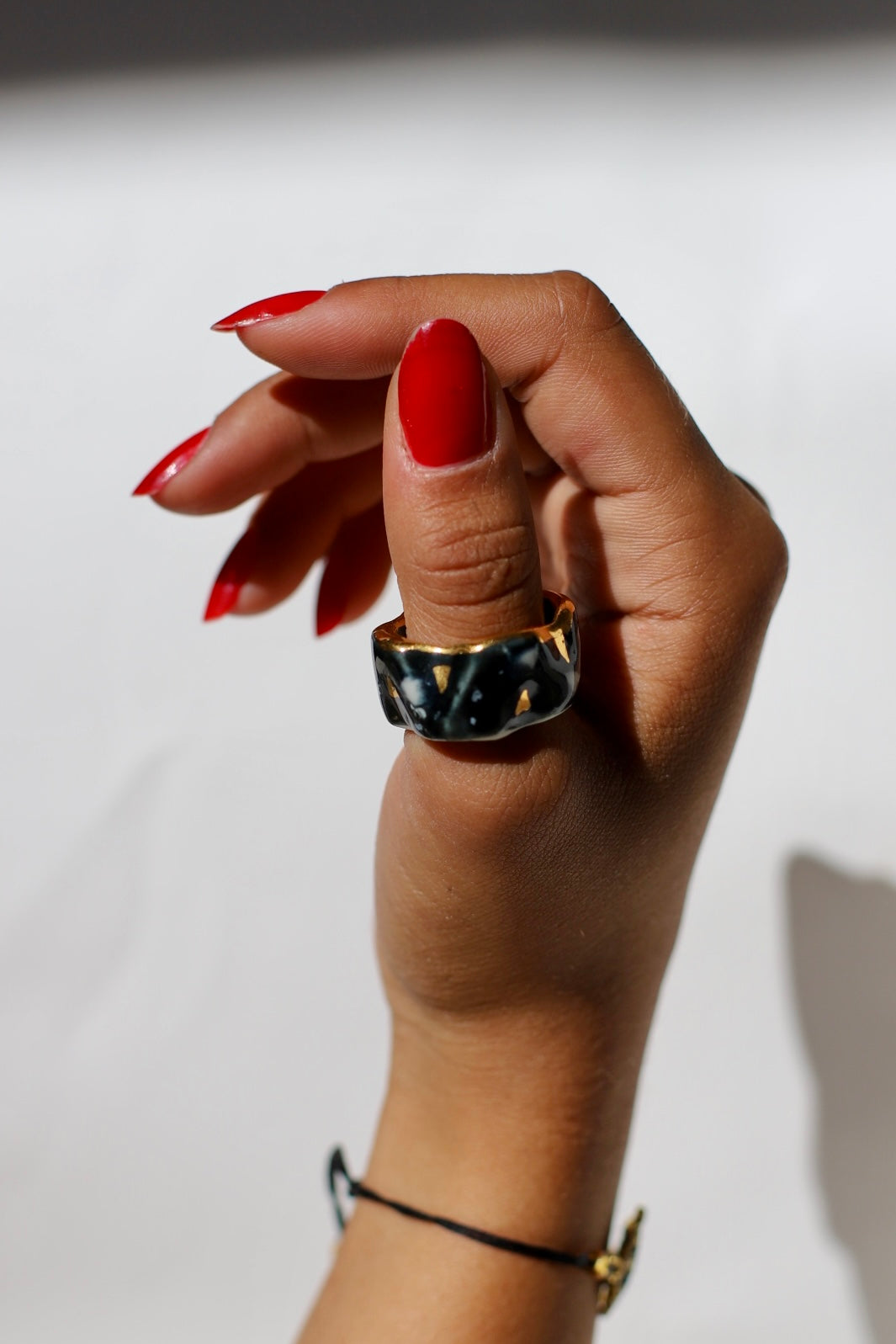 Bague en porcelaine noir peinte à la main avec un motif triangles à l'or à effet marbre en taille 60 FR 