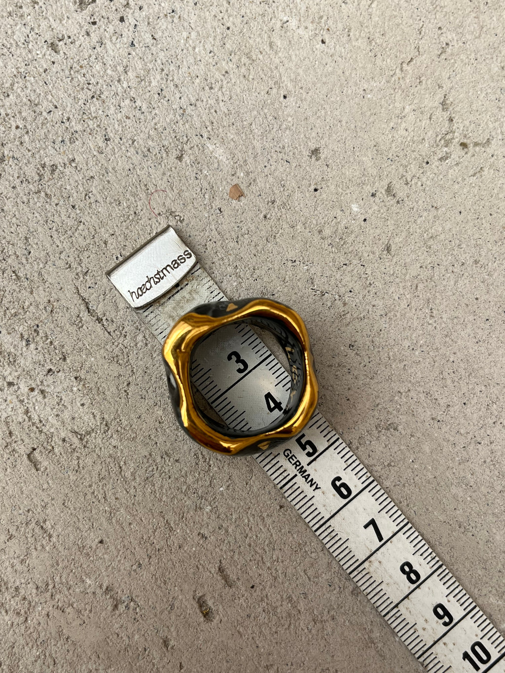 Bague noir en porcelaine émaillé à motif relief avec des triangles d'or peint à la main taille 60 FR 