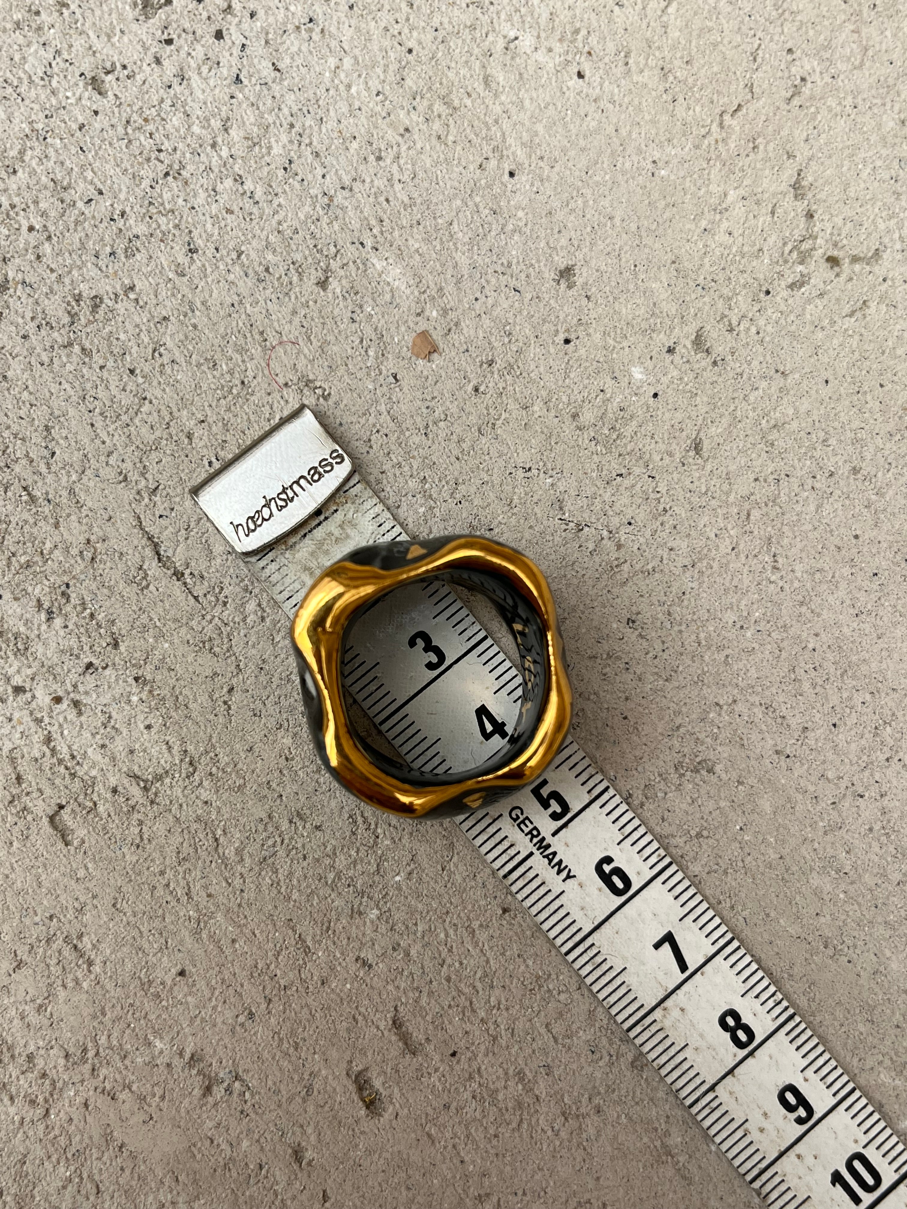 Bague noir en porcelaine émaillé à motif relief avec des triangles d'or peint à la main taille 60 FR 