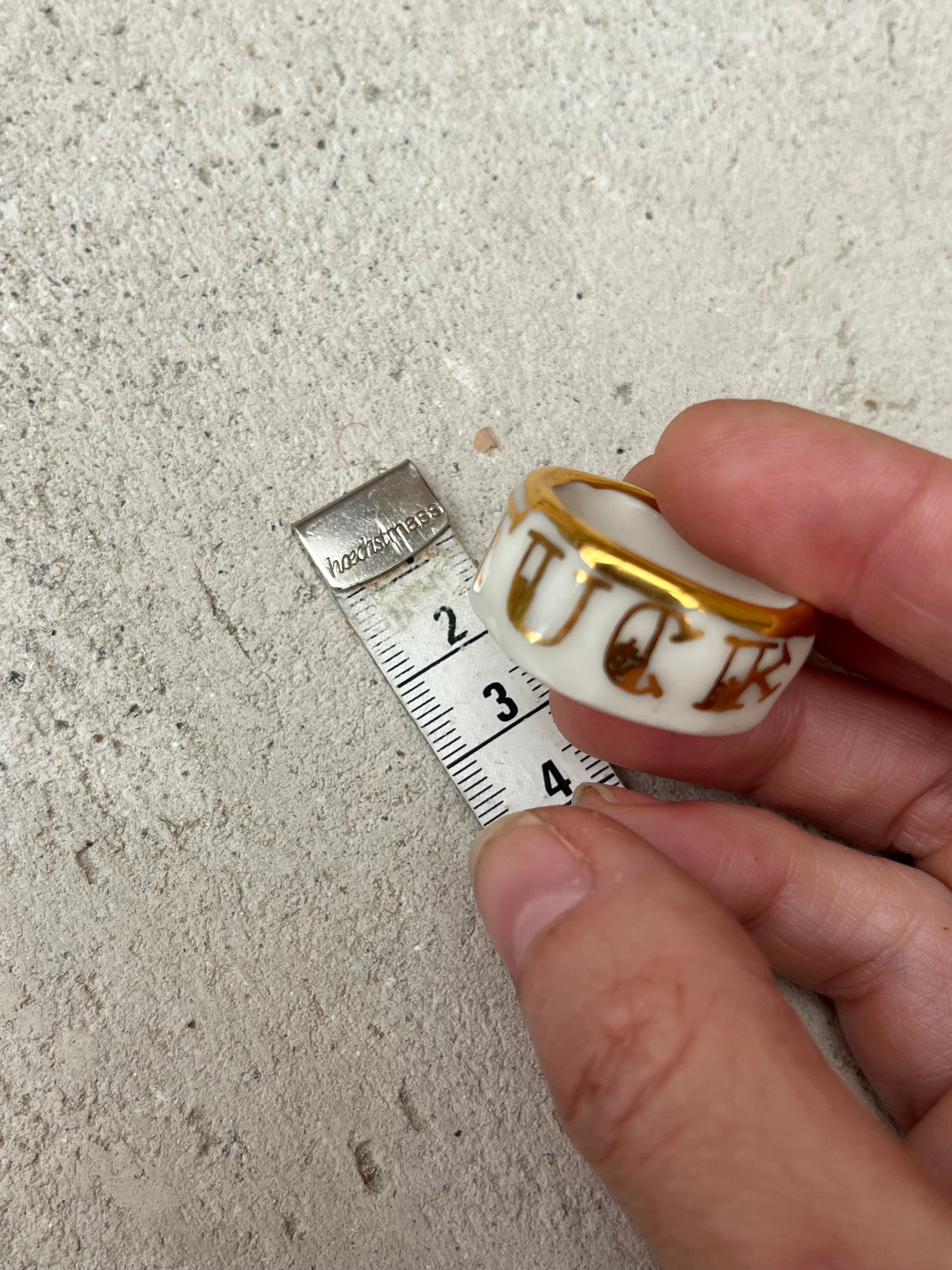 bague anneau en porcelaine avec inscription fuck taille 62 FR avec détail à l'or liquide 