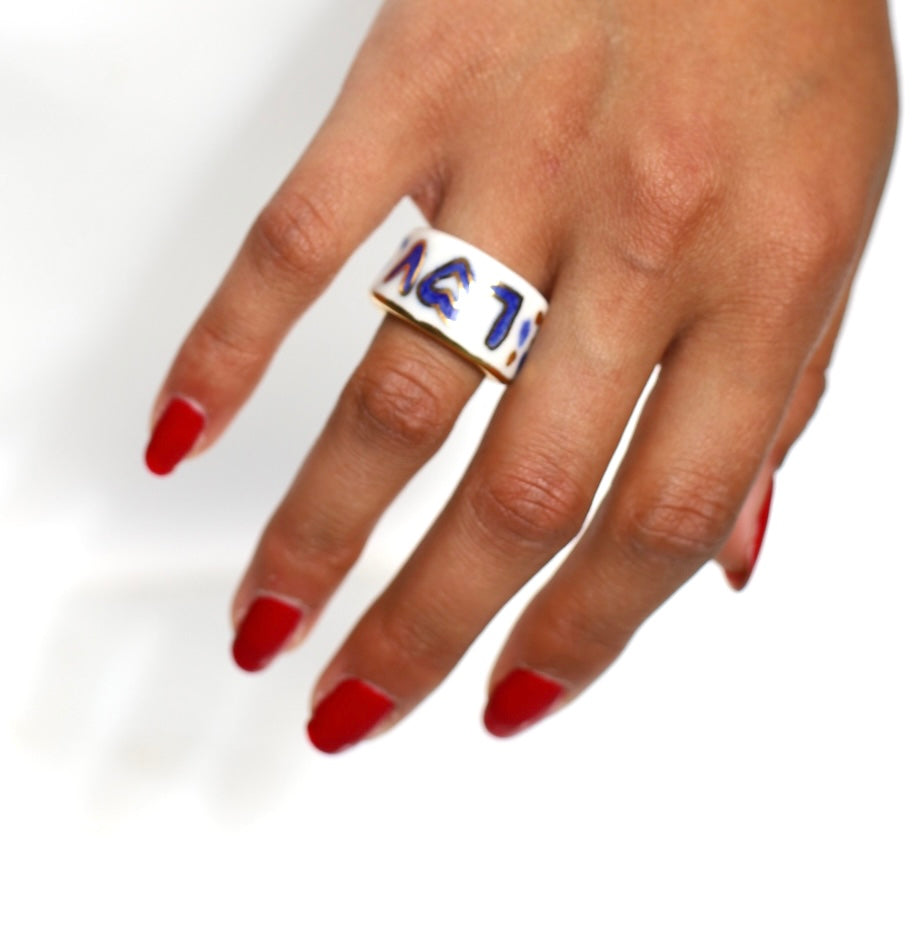 bague en porcelaine émaillée blanche en taille 50 Fr, avec inscription 'LOVE' peint en lettres bleues intenses entouré d'or 