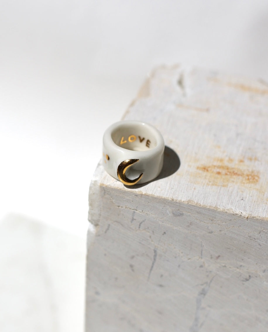 Bague blanche motif lune or et écriture chance luck en porcelaine taille 51 FR, fais à la main.