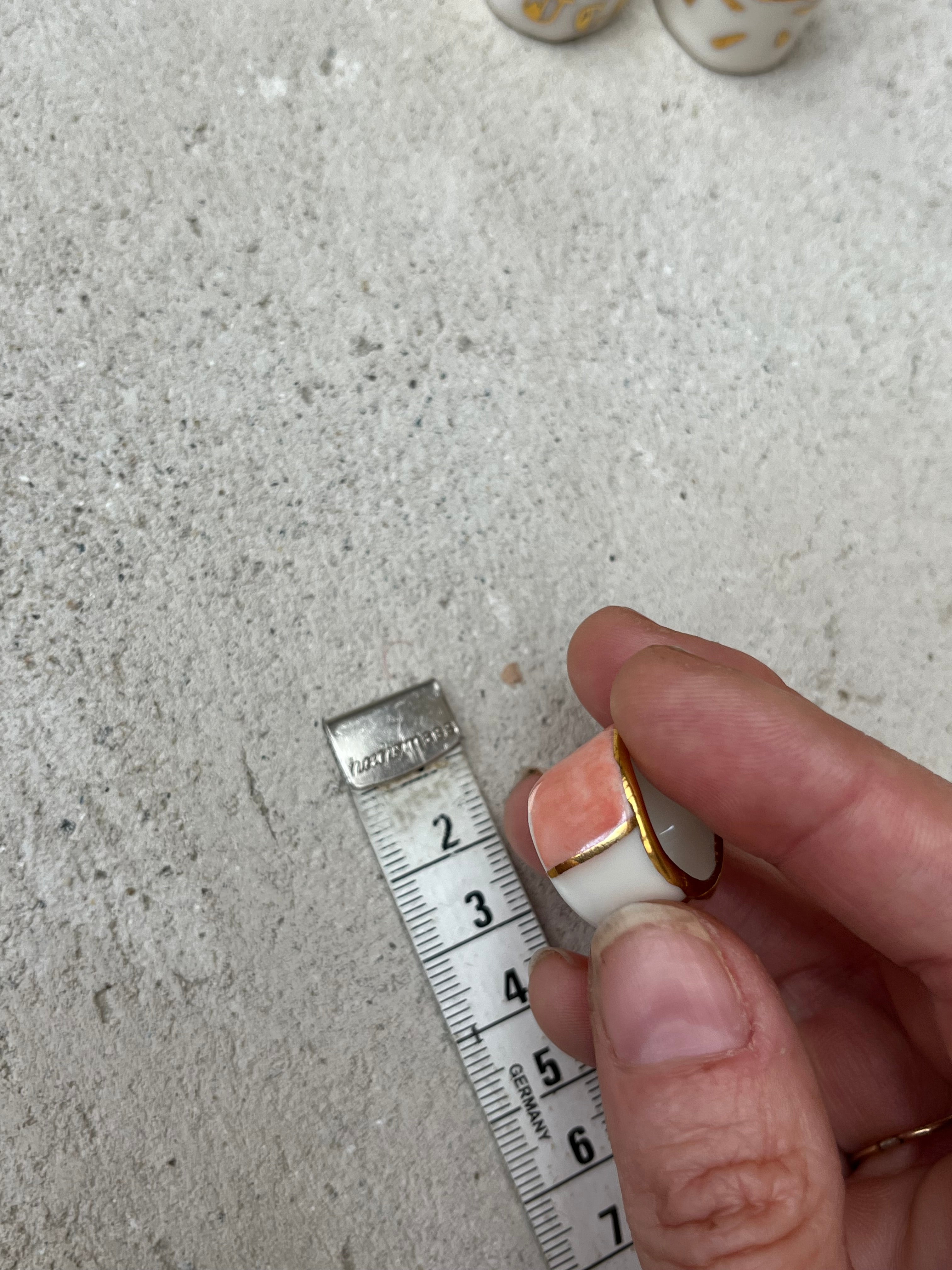 bague en porcelaine en taille 48 FR aux couleur rose et blanc en bande peint à la main 