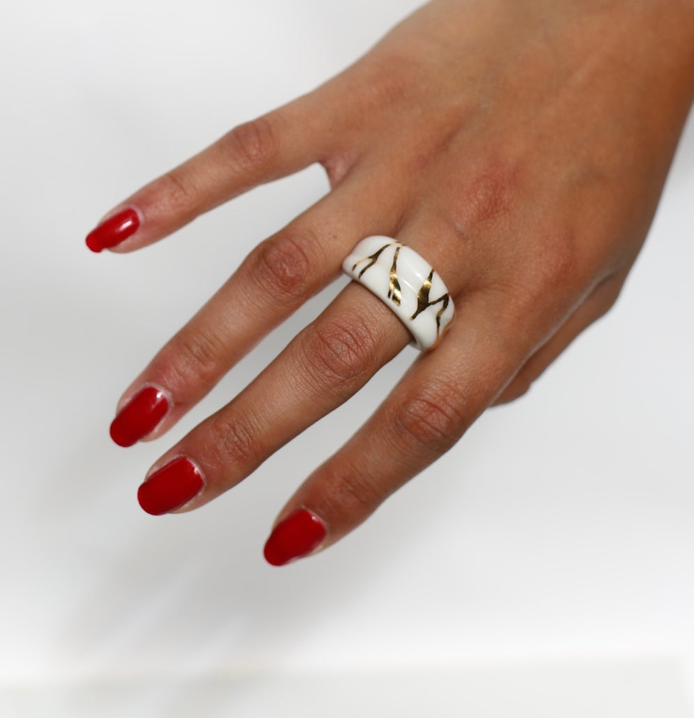 bague asymétrique en porcelaine blanche en taille 54 Fr avec un motif katsugi peint à la main 