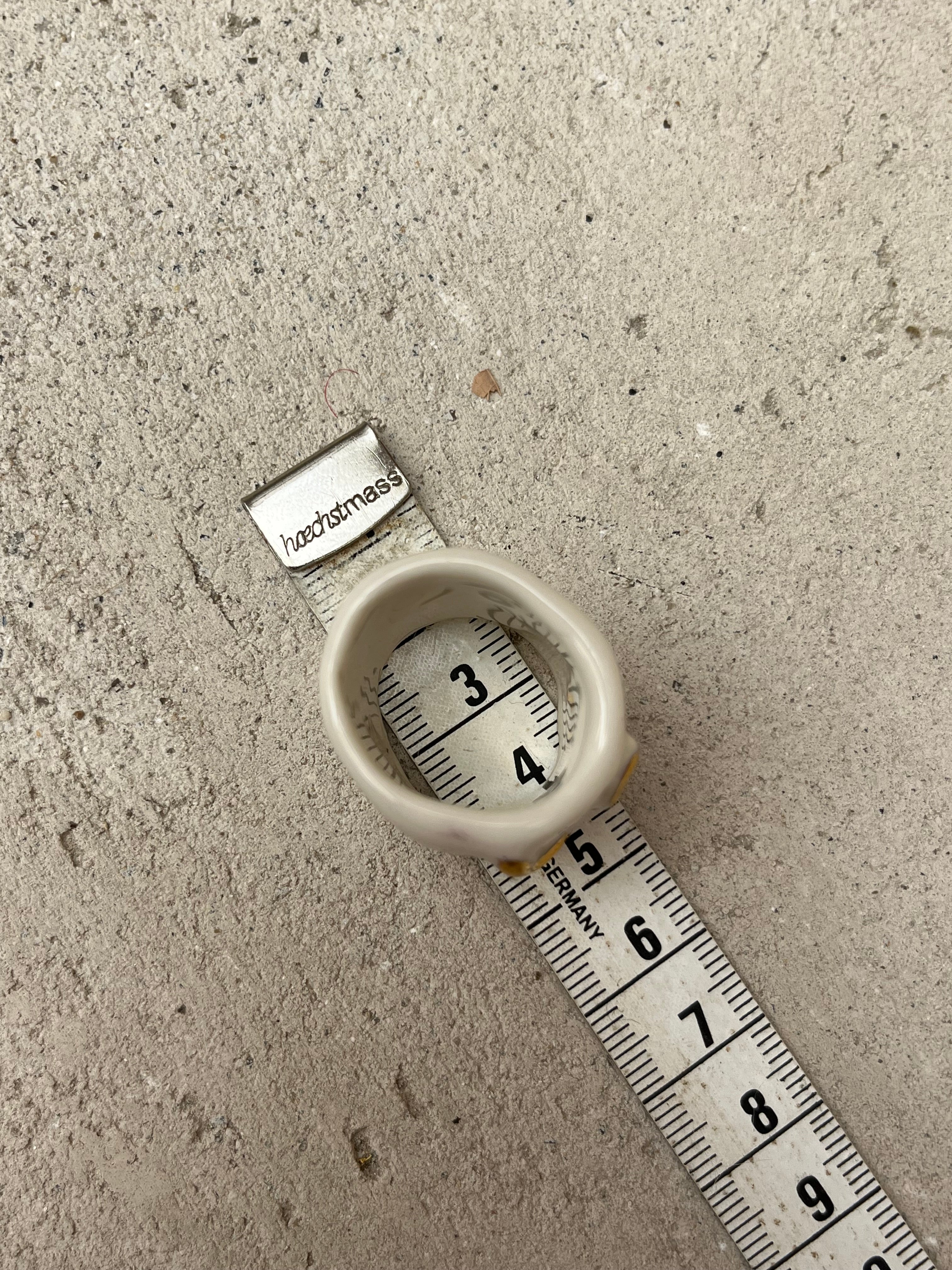 bague en porcelaine émaillée blanche en taille 59 Fr, affichant le mot 'LOVE' sculpté en relief et entièrement recouvert d'or faites à la main