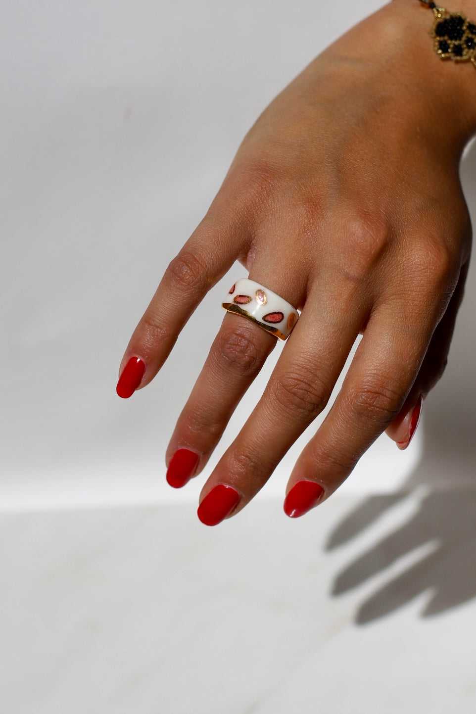 bague en porcelaine fabriqué à la main en taille 50 FR à motif confettis rose avec un contour à l'or peint à la main 