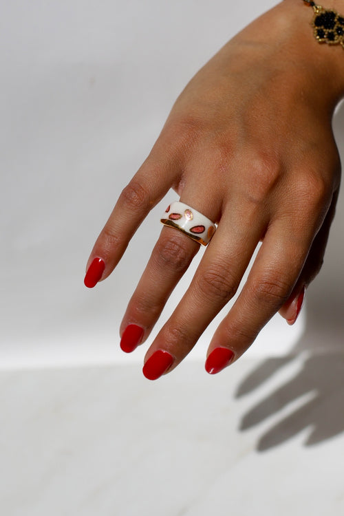 bague en porcelaine fabriqué à la main en taille 50 FR à motif confettis rose avec un contour à l'or peint à la main 