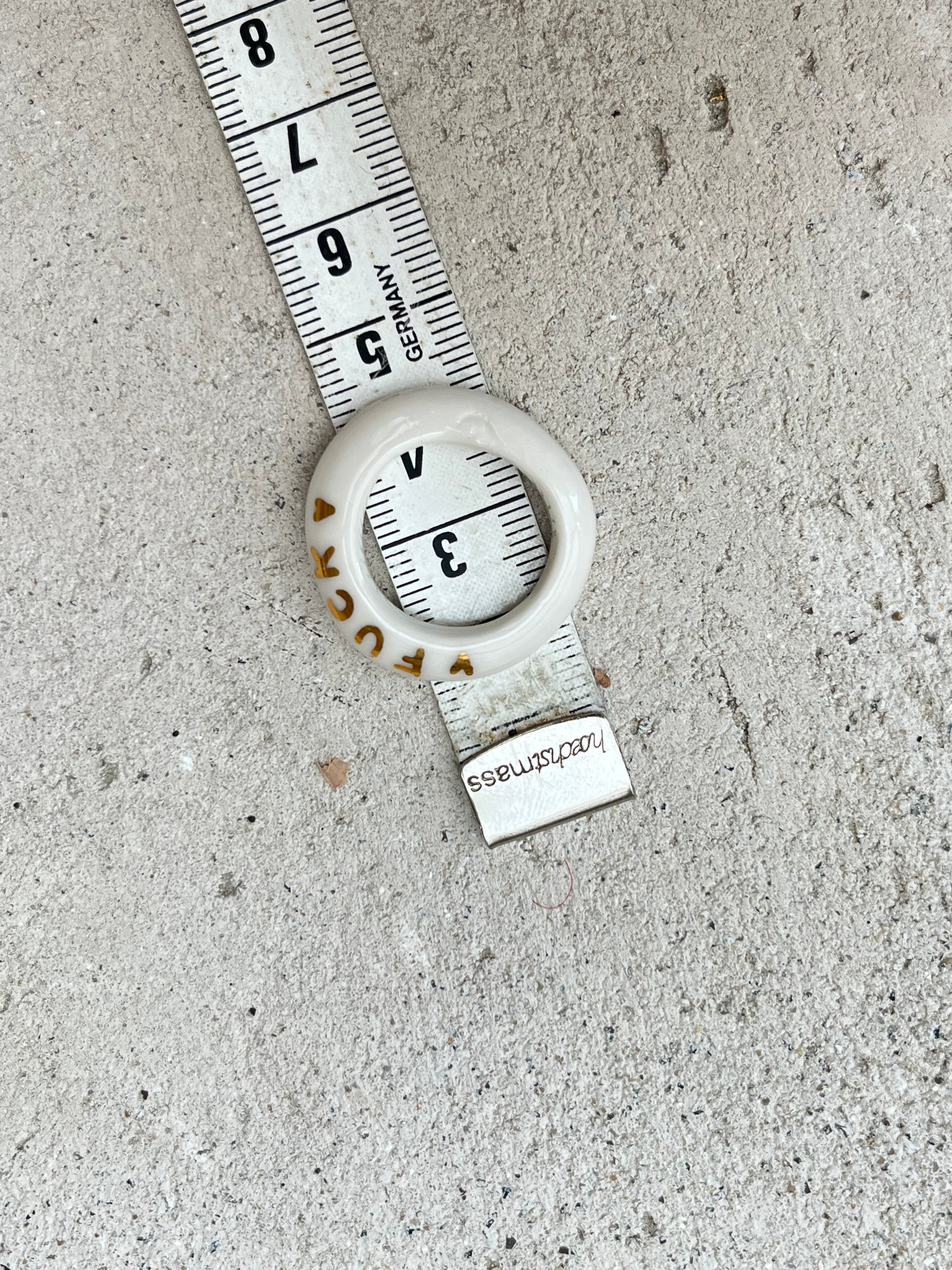 bague en porcelaine blanche émaillée en taille 55 FR, avec le mot 'LOVE' inscrit en lettres fines d'or peint à la main.