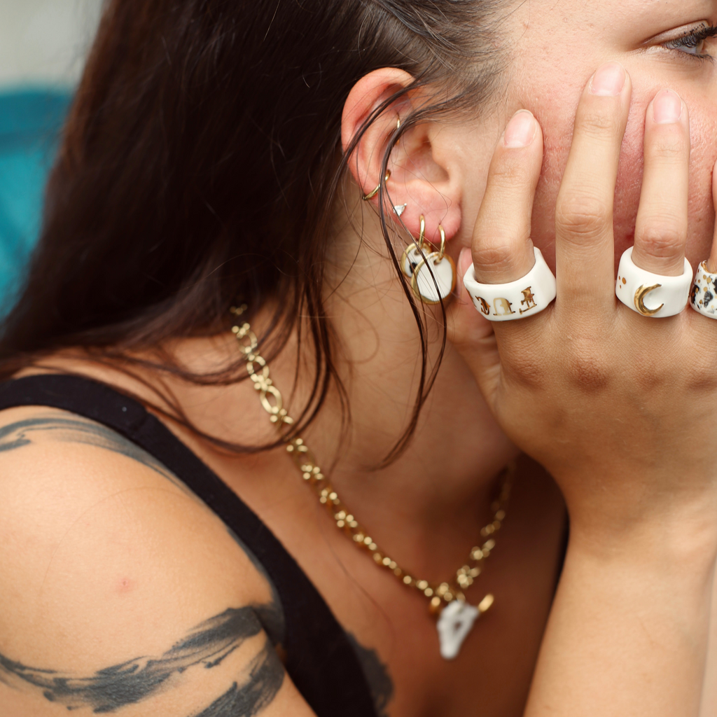 des boucles d'oreilles, colliers et bagues rock et boheme en porcelaine et or 