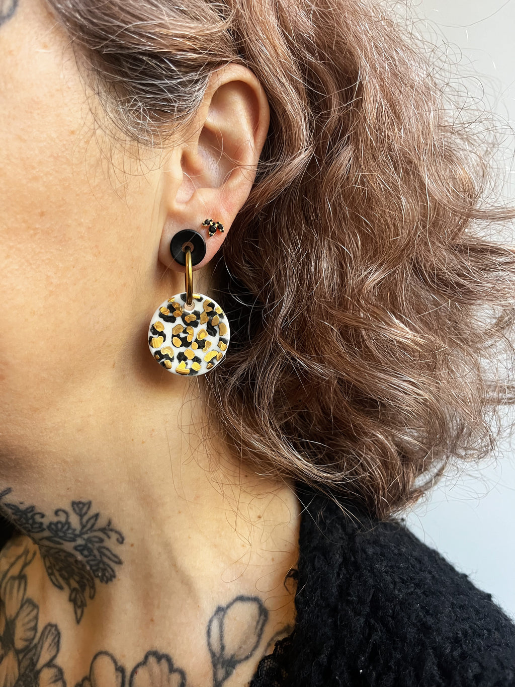 Boucle d'oreille assez grande en motif léopard 